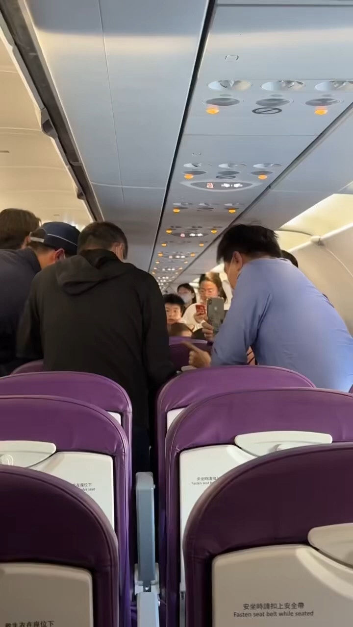 網上流傳現場影片顯示涉事男子遭數人（包括疑似航警）從座位上拉走的情況 。（影片截圖）