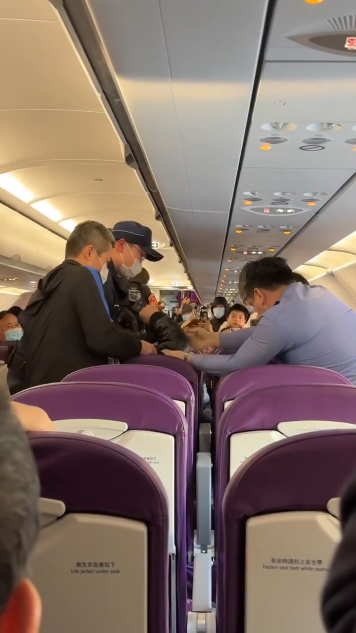 網上流傳現場影片顯示涉事男子遭數人（包括疑似航警）從座位上拉走的情況 。（影片截圖）