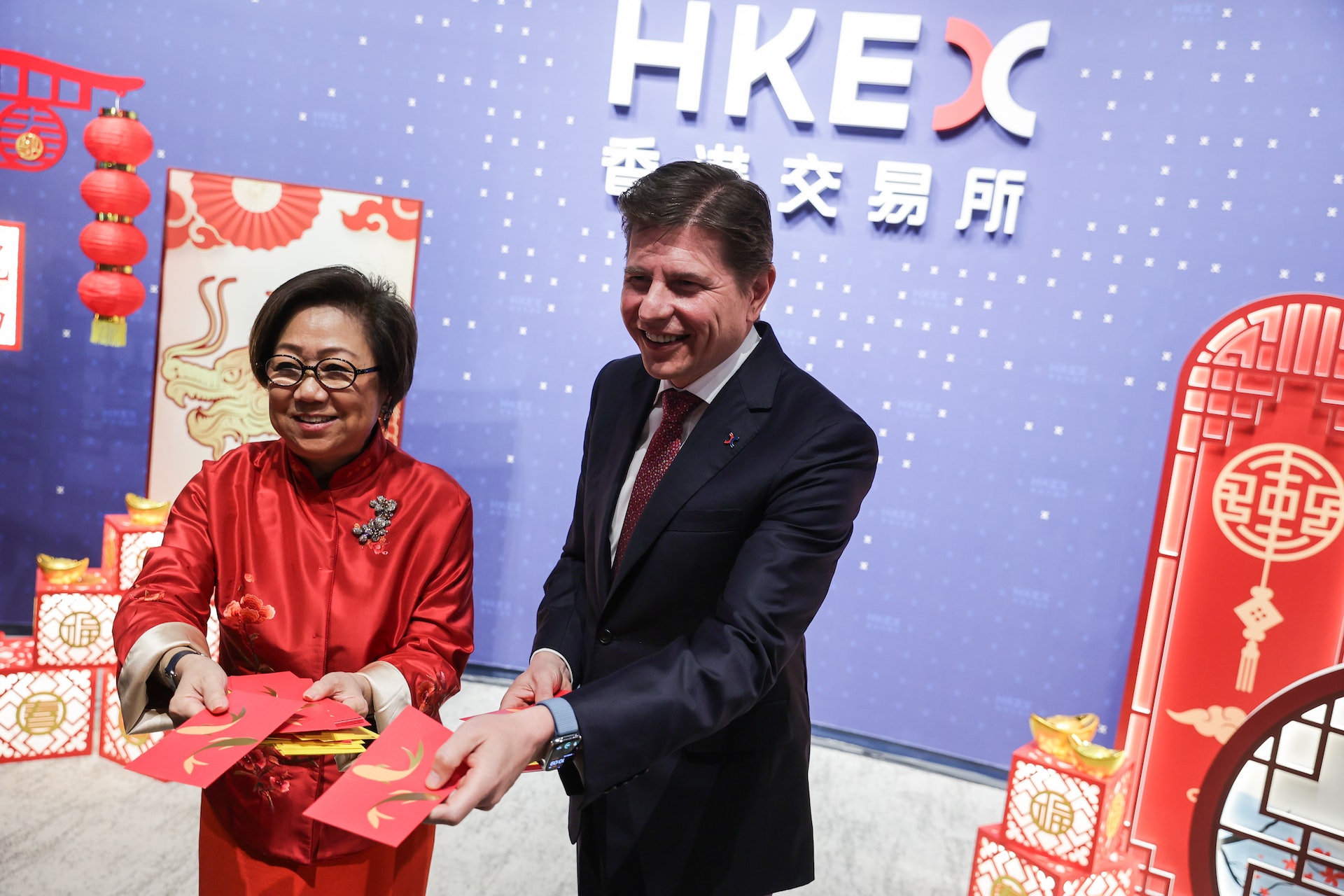 史美倫及行政總裁歐冠昇於新春開市儀式向記者派利市。(蘇煒然攝) 史美倫及行政總裁歐冠昇於新春開市儀式向記者派利市。(蘇煒然攝)