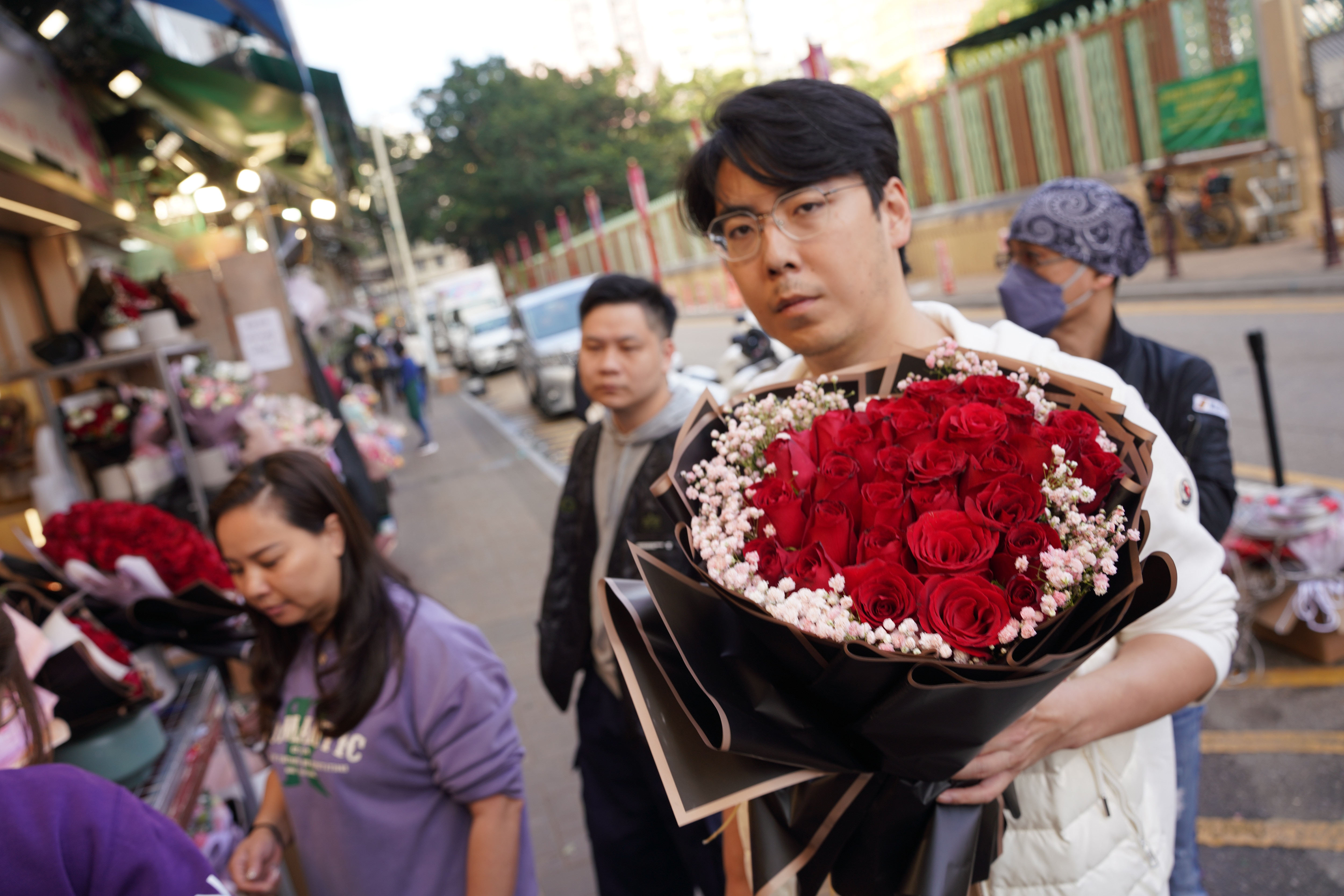 踏入情人節，不少男伴都會到花墟買上花束予女伴，渡過浪漫的情人節。（黃浩謙攝）