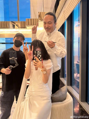 baby于微博上载了活动前与发型师的开心合照。 (Angelababy微博) baby于微博上载了活动前与发型师的开心合照。 (Angelababy微博)