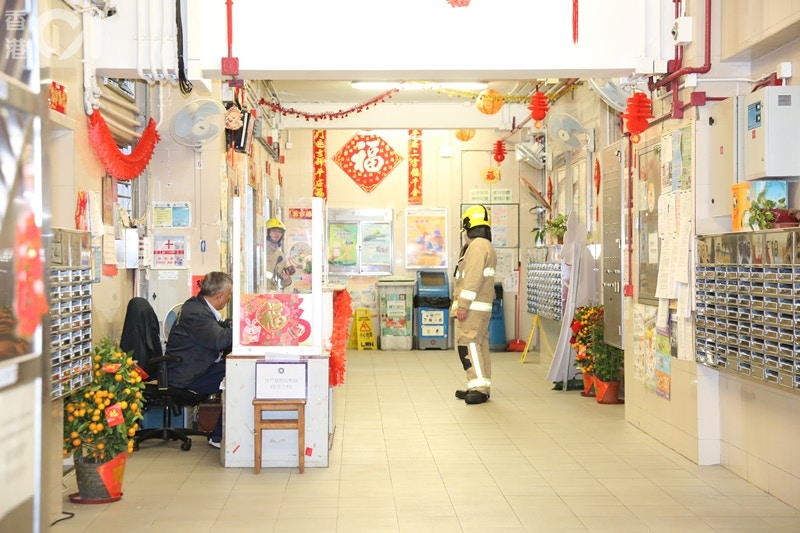 消防員到場調查火警起因。(陳永武攝)