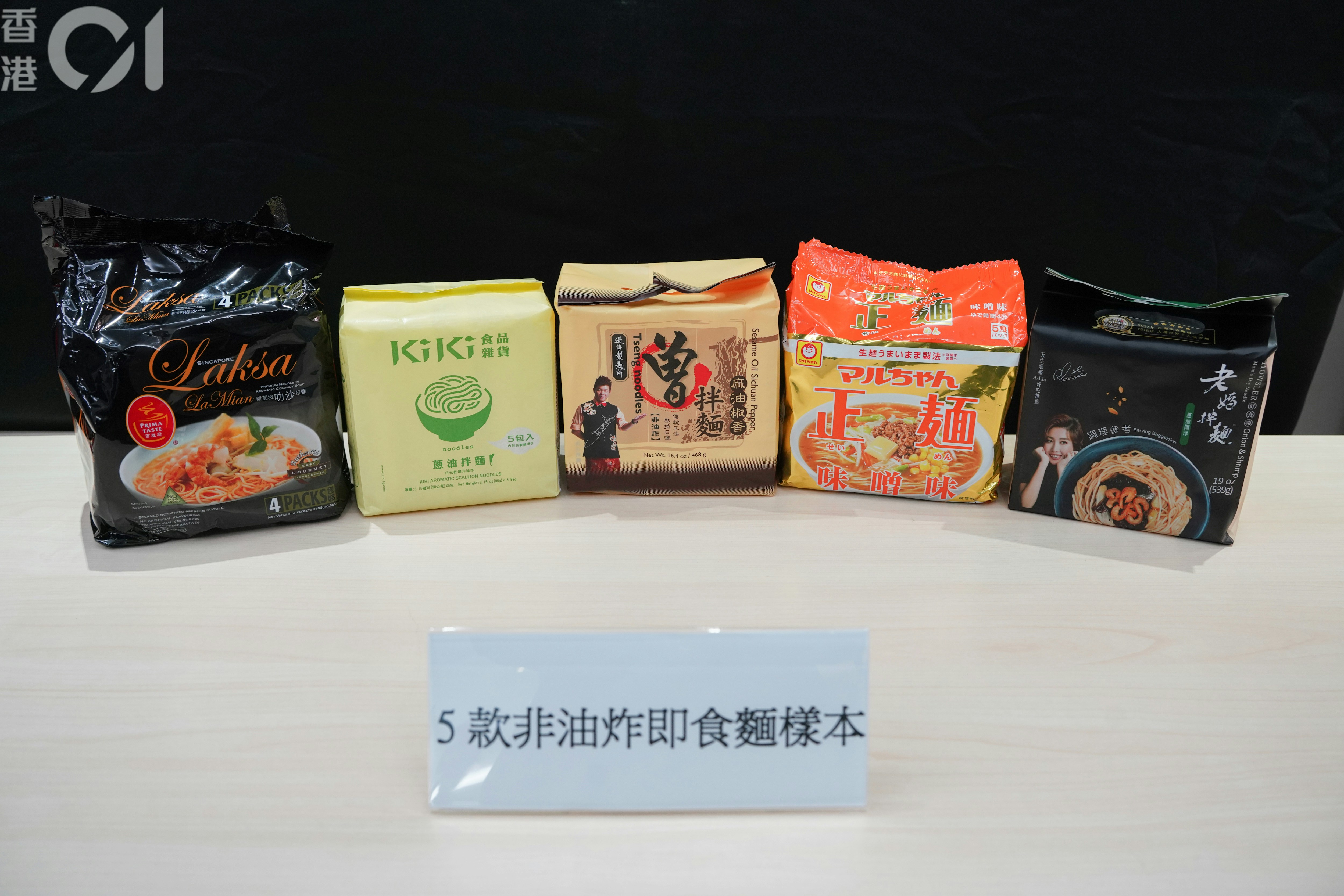 消費者委員會測試市面19款預先包裝即食麵。（黃浩謙攝）