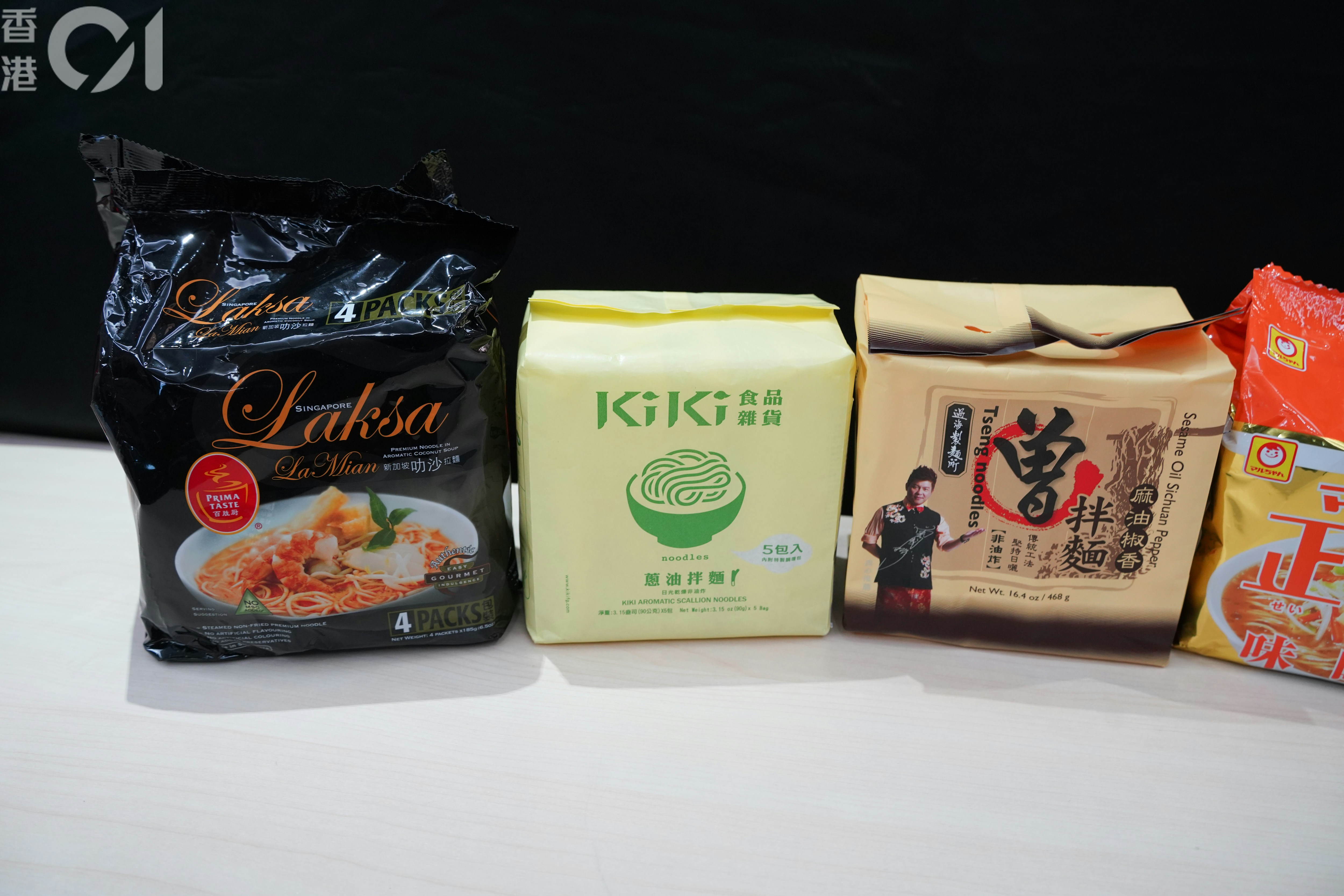 消費者委員會測試市面19款預先包裝即食麵。（黃浩謙攝）