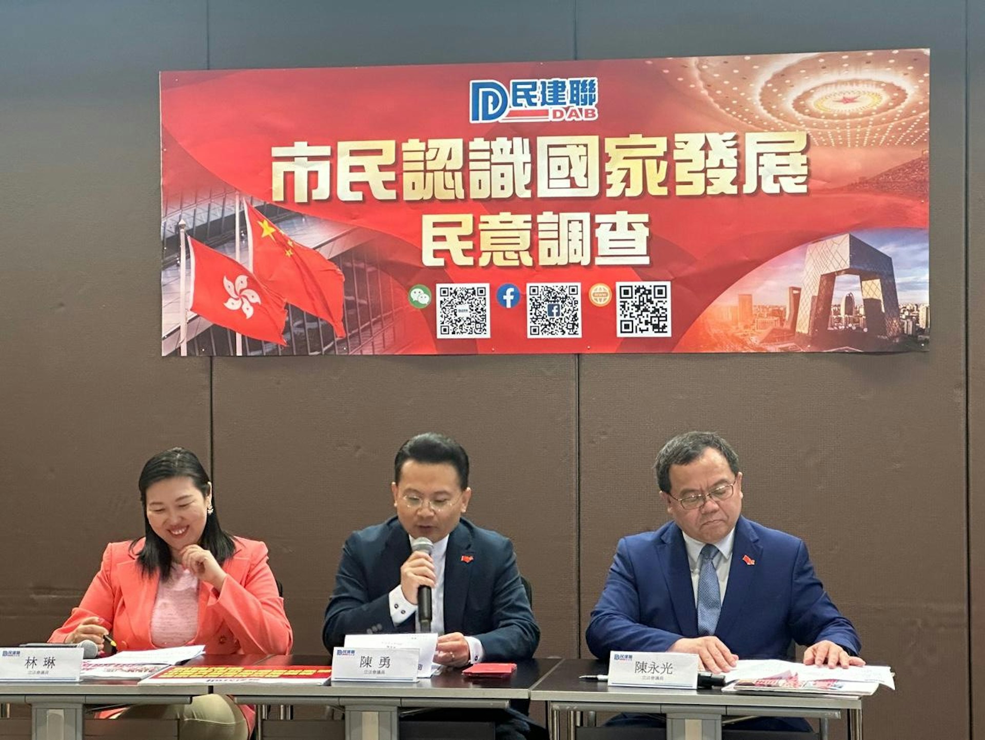 民建聯一項民調發現六成二受訪者支持讓港人加入解放軍(文睿攝) 民建聯一項民調發現六成二受訪者支持讓港人加入解放軍(文睿攝)