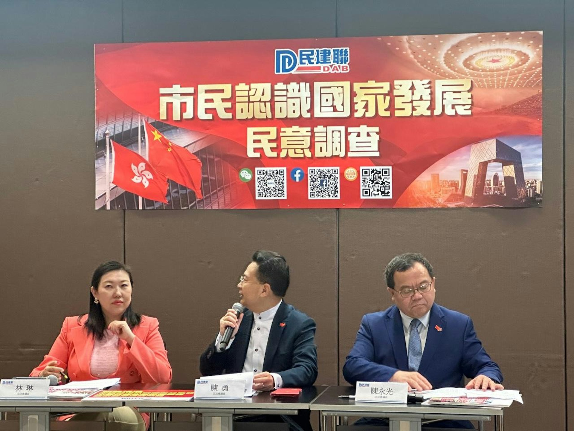 民建聯一項民調發現六成二受訪者支持讓港人加入解放軍(文睿攝) 民建聯一項民調發現六成二受訪者支持讓港人加入解放軍(文睿攝)