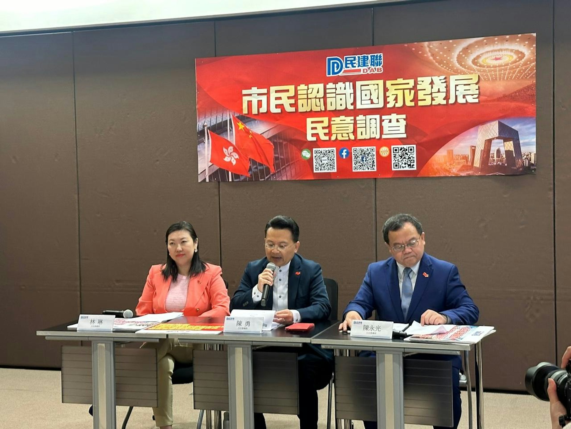 民建聯一項民調發現六成二受訪者支持讓港人加入解放軍(文睿攝) 民建聯一項民調發現六成二受訪者支持讓港人加入解放軍(文睿攝)