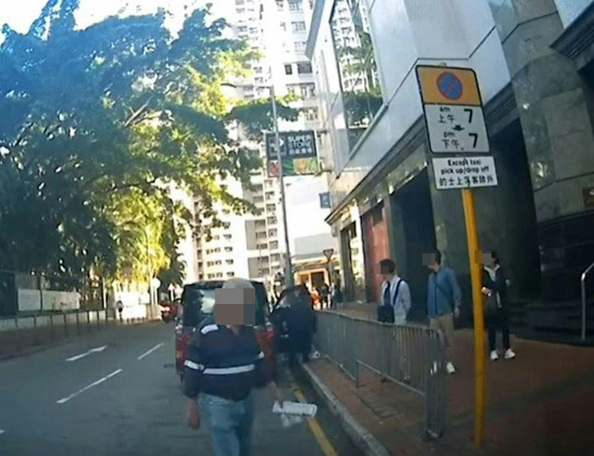 停泊路邊的私家車司機將垃圾棄於路邊，被便衣警員斷正。（FB「車cam L（香港群組）」影片截圖）