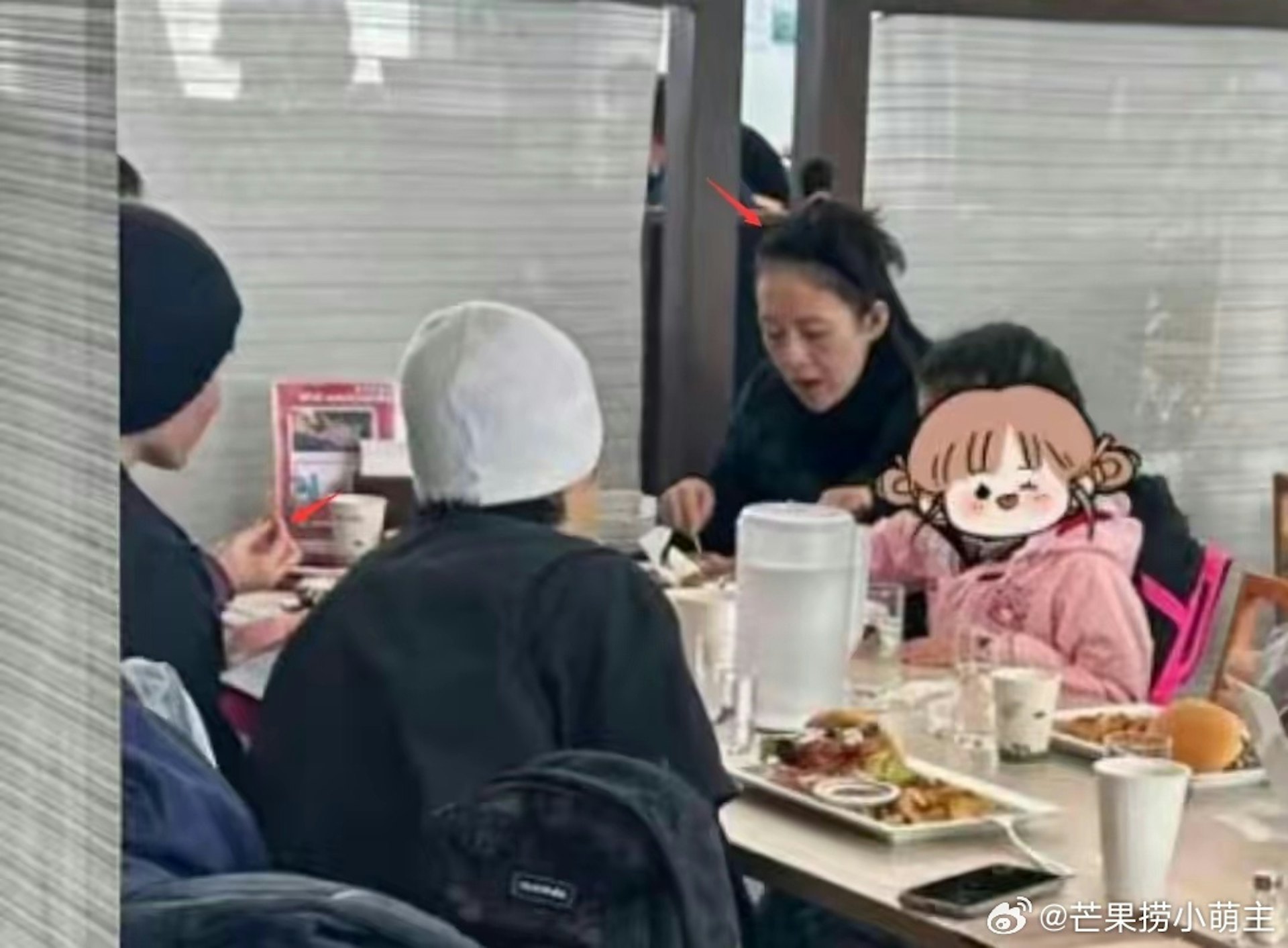 章子怡被網友捕獲在北海道與繼女出遊。(圖/翻攝自微博)