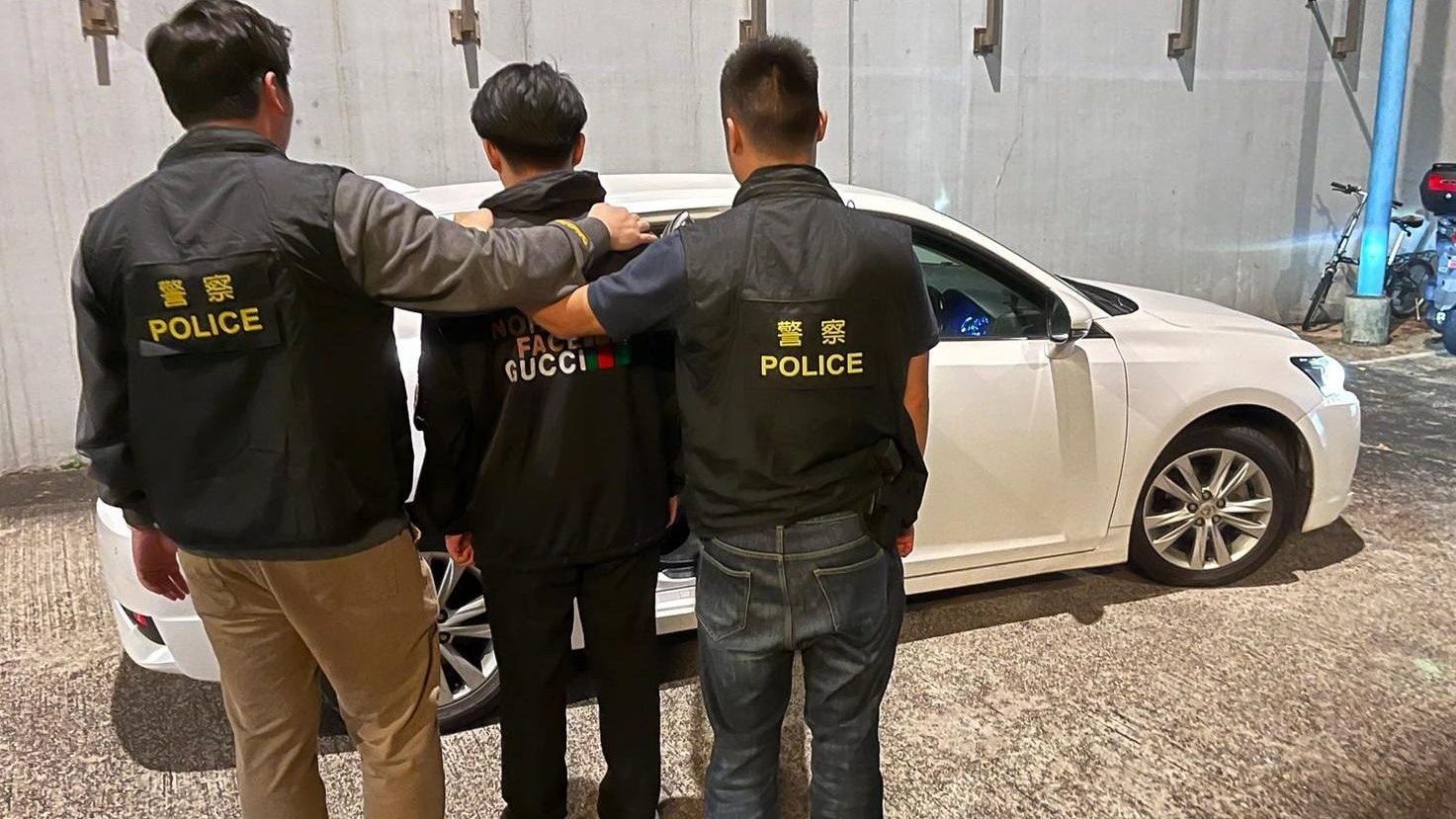 八旬婦墮內地執法人員騙案 警拘18歲男揭另涉兩案款項達165萬元 八旬婦墮內地執法人員騙案 警拘18歲男揭另涉兩案款項達165萬元