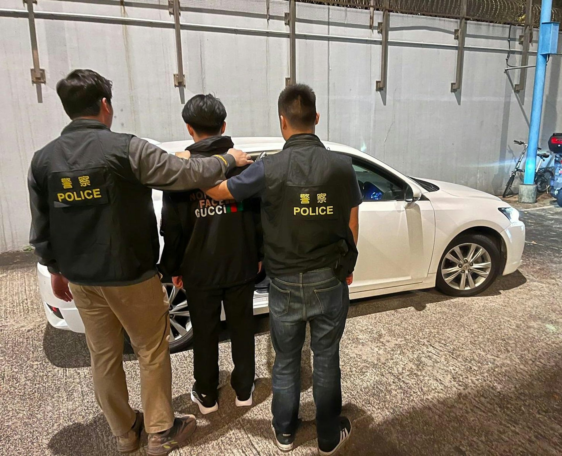 被捕男子由便衣警員押走。(警方圖片) 被捕男子由便衣警員押走。(警方圖片)