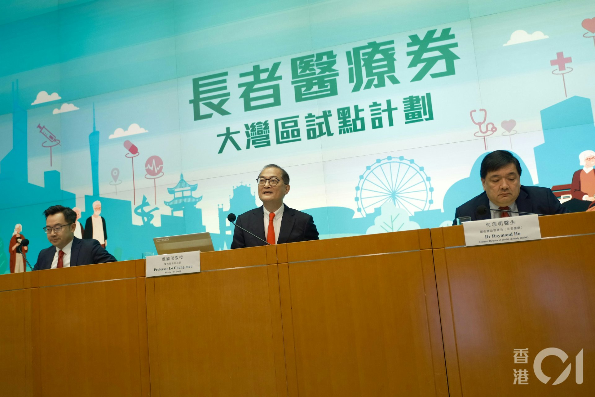 港府今公布將七間位於粵港澳大灣區的醫療機構納入「長者醫療券大灣區試點計劃」,當中兩間牙科機構就位近深圳與本港口岸。(盧翊銘攝) 港府今公布將七間位於粵港澳大灣區的醫療機構納入「長者醫療券大灣區試點計劃」,當中兩間牙科機構就位近深圳與本港口岸。(盧翊銘攝)