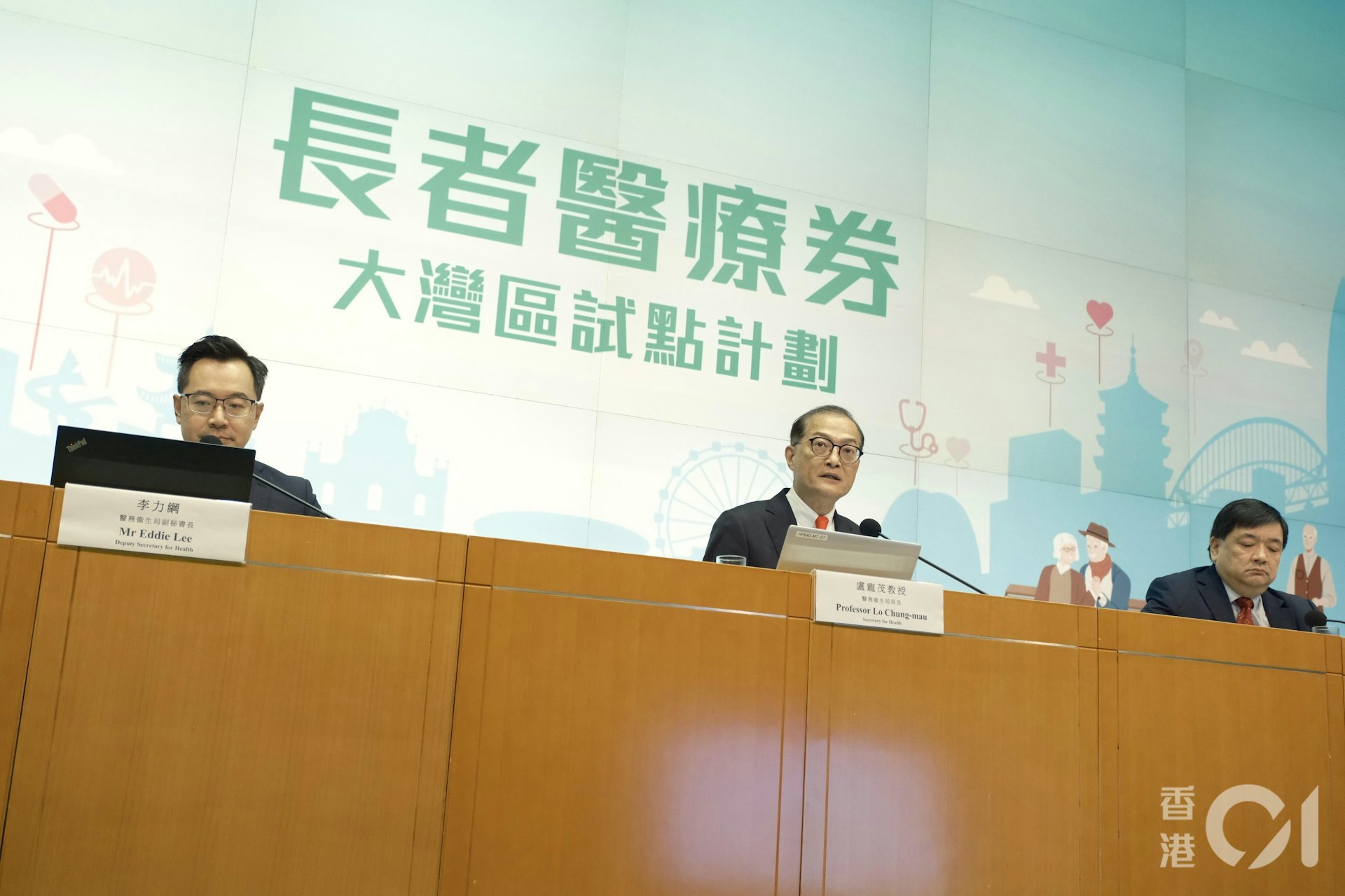 港府今公布將七間位於粵港澳大灣區的醫療機構納入「長者醫療券大灣區試點計劃」,當中兩間牙科機構就位近深圳與本港口岸。(盧翊銘攝) 港府今公布將七間位於粵港澳大灣區的醫療機構納入「長者醫療券大灣區試點計劃」,當中兩間牙科機構就位近深圳與本港口岸。(盧翊銘攝)