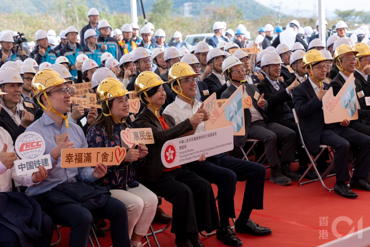 政府2月19日舉行元朗攸壆路簡約公屋動土禮。(前左起)新鴻基地產執行董事郭基煇、房屋署署長羅淑佩、房屋局局長何永賢、財政司副司長黃偉綸和勞工及福利局局長孫玉菡出席。(夏家朗攝) 政府2月19日舉行元朗攸壆路簡約公屋動土禮。(前左起)新鴻基地產執行董事郭基煇、房屋署署長羅淑佩、房屋局局長何永賢、財政司副司長黃偉綸和勞工及福利局局長孫玉菡出席。(夏家朗攝)