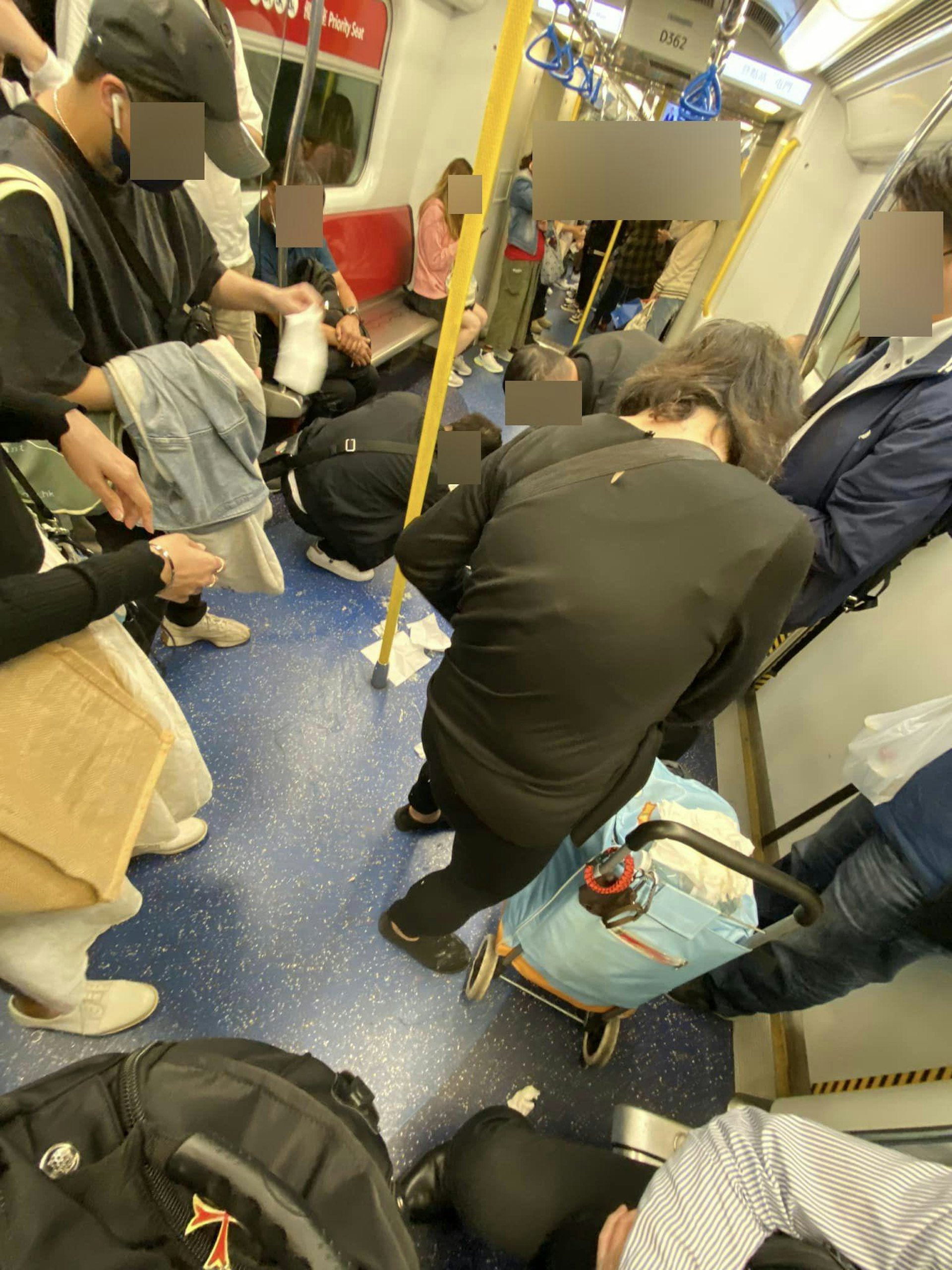 最近在港鐵車廂內發生1宗好人好事,1名乘客在西鐵線車廂內突然嘔吐,但其他乘客不但沒有面露不滿,反而紛紛遞上自己的紙巾和消毒酒精。(facebook圖片) 最近在港鐵車廂內發生1宗好人好事,1名乘客在西鐵線車廂內突然嘔吐,但其他乘客不但沒有面露不滿,反而紛紛遞上自己的紙巾和消毒酒精。(facebook圖片)