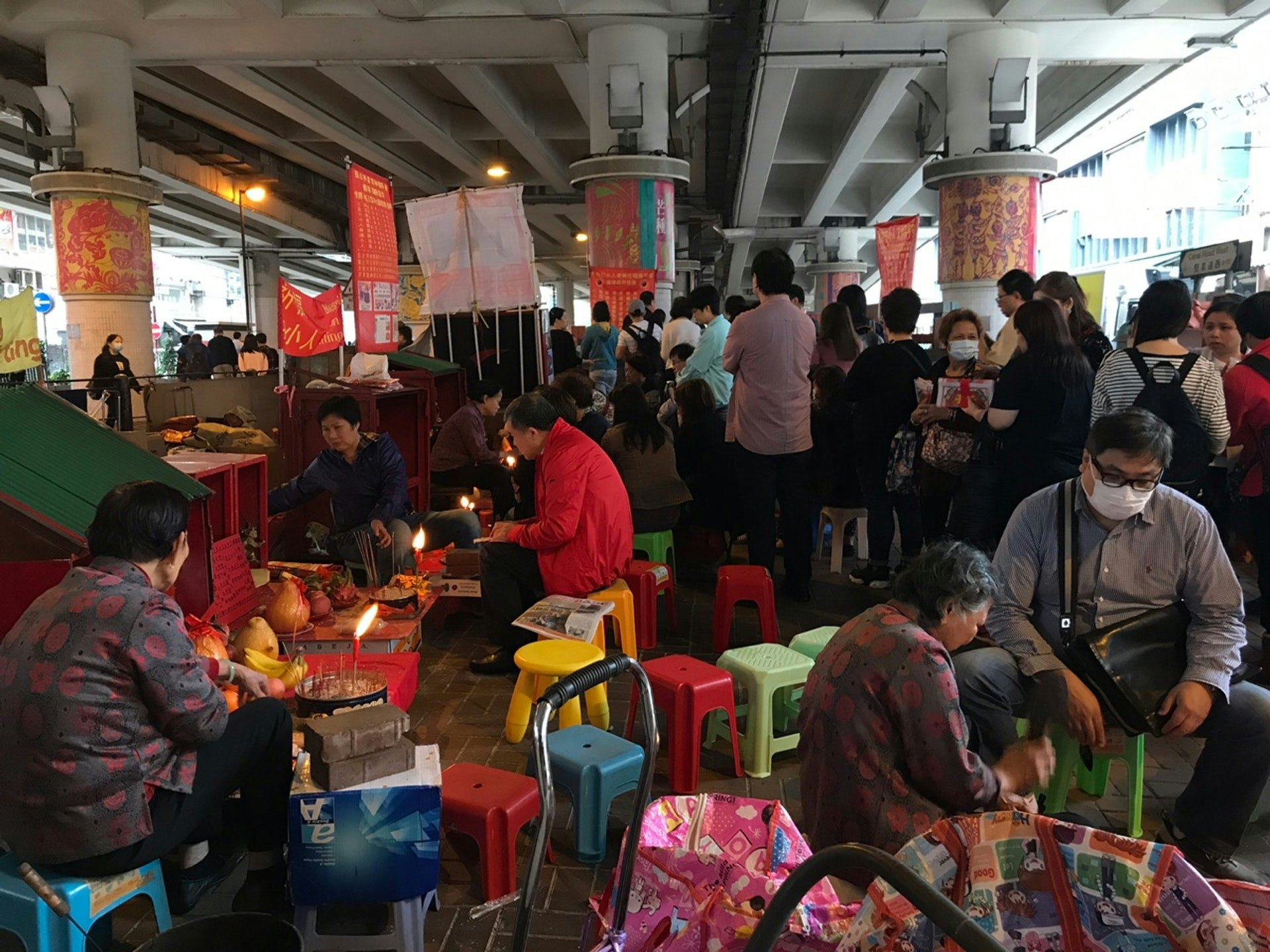 每年一到惊蛰,不少市民就会到鹅颈桥排队打小人。(资料图片) 每年一到惊蛰,不少市民就会到鹅颈桥排队打小人。(资料图片)