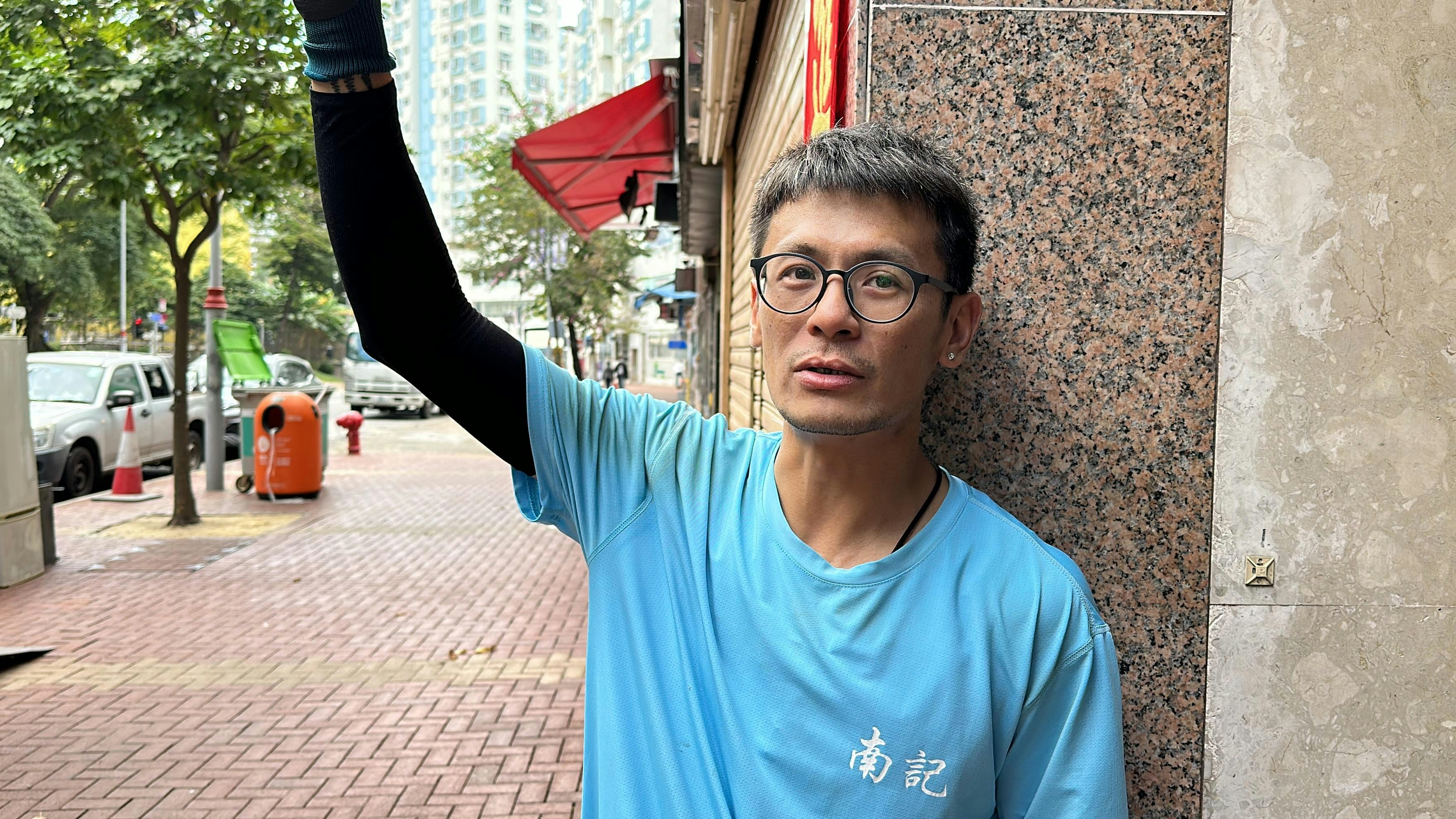 哥哥阿超一手扯爛窗花，與弟弟合力將女童拉回單位內。（黃學潤攝）