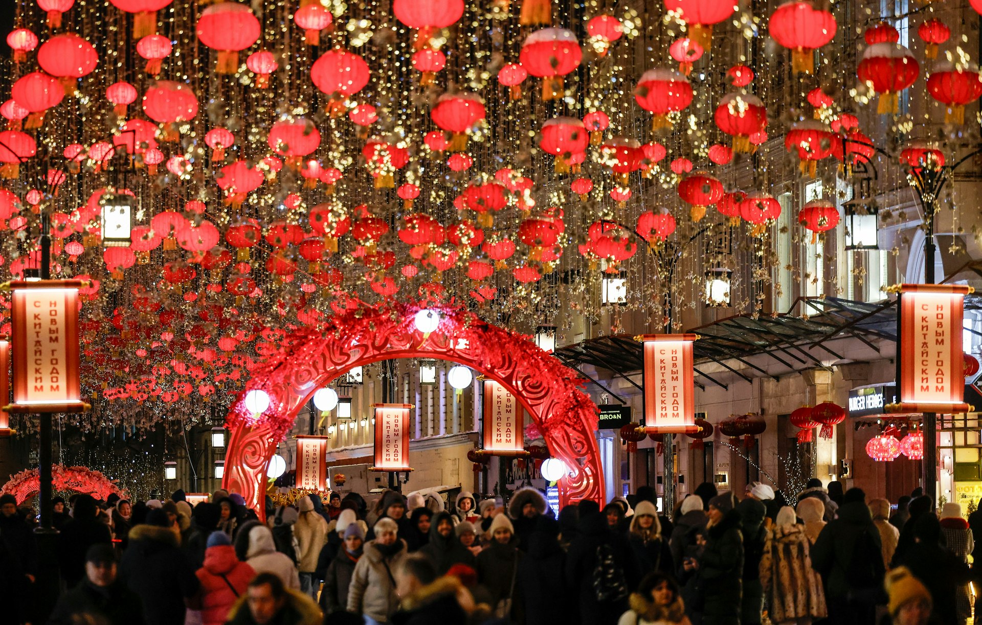 2024年农历新年期间,莫斯科街头挂满春节装饰。 (Reuters)