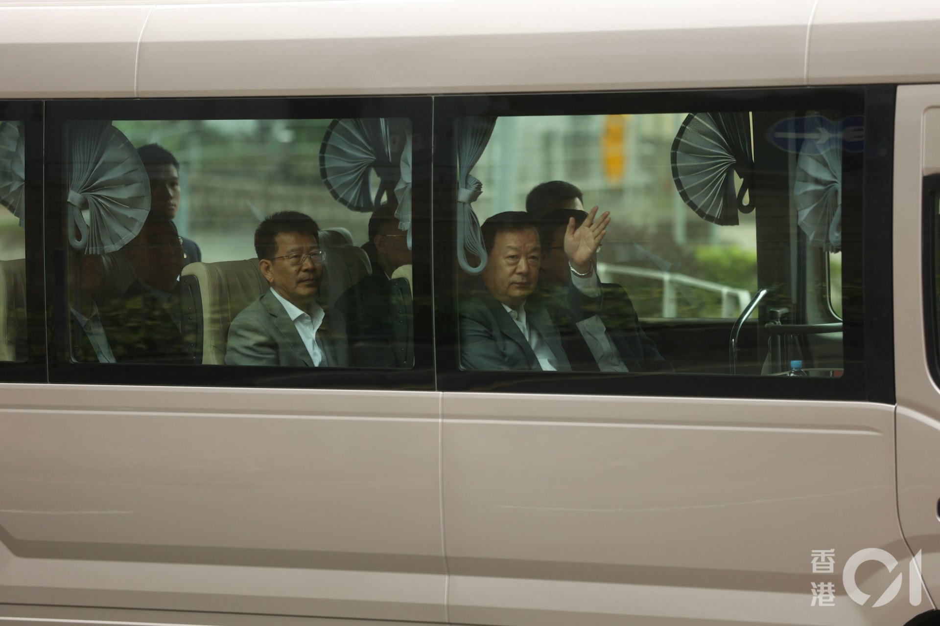 夏寶龍於車上向現場傳媒及市民揮手。(黃浩謙攝) 夏寶龍於車上向現場傳媒及市民揮手。(黃浩謙攝)