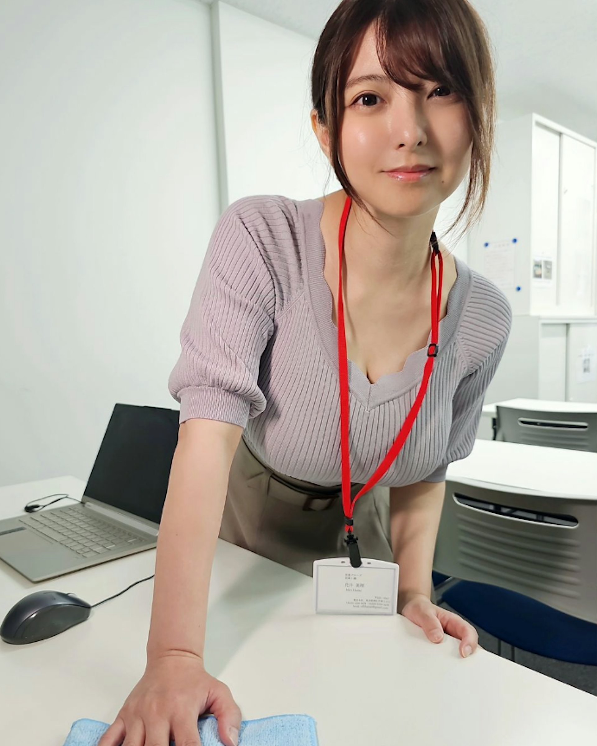 花井美理近期以OL造型現身辦公室,雙手拿著2大杯星巴克,讓網友們驚呼:「好大顆的咖啡」(IG@miri_hanai_official) 花井美理近期以OL造型現身辦公室,雙手拿著2大杯星巴克,讓網友們驚呼:「好大顆的咖啡」(IG@miri_hanai_official)