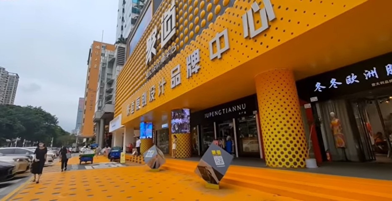 南油服裝批發市場有不少由本地原創設計師設計的時裝,走中高端時裝路線,一件連身裙價錢400元人民幣起,不算便宜卻是女士的購物天堂。「聚道」便是其中之一。 (鐵索小姨媽@youtube/當代中國授權) 南油服裝批發市場有不少由本地原創設計師設計的時裝,走中高端時裝路線,一件連身裙價錢400元人民幣起,不算便宜卻是女士的購物天堂。「聚道」便是其中之一。 (鐵索小姨媽@youtube/當代中國授權)