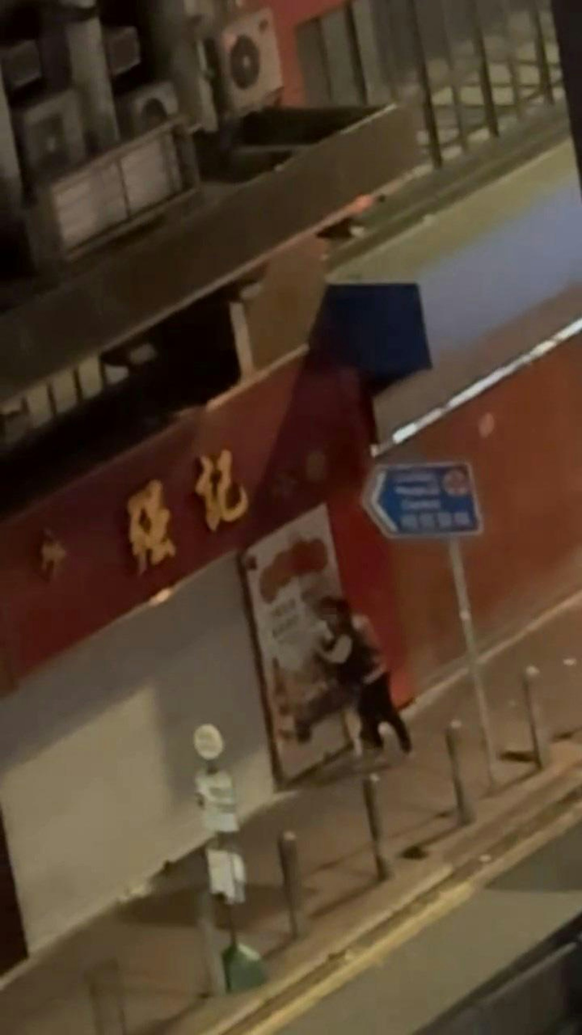 女方則奮力反擊,掙脫男方的束縛,並用掌摑和起腳逼退男方。