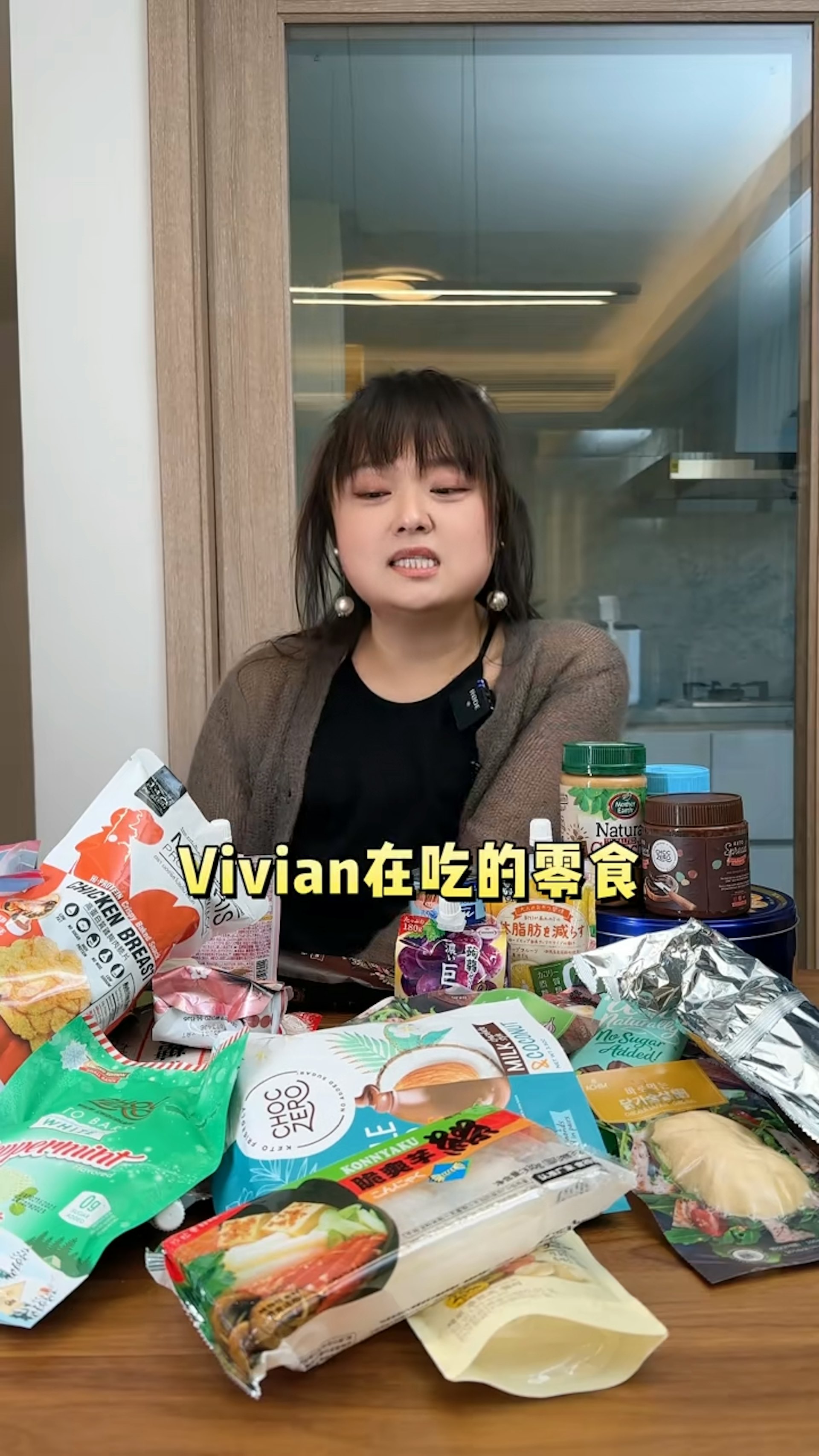 細細粒食正餐都會跟足食材順序,而比起以前,她現在會吃健康的零食,例如無糖朱古力。(抖音:陳嘉佳) 細細粒食正餐都會跟足食材順序,而比起以前,她現在會吃健康的零食,例如無糖朱古力。(抖音:陳嘉佳)
