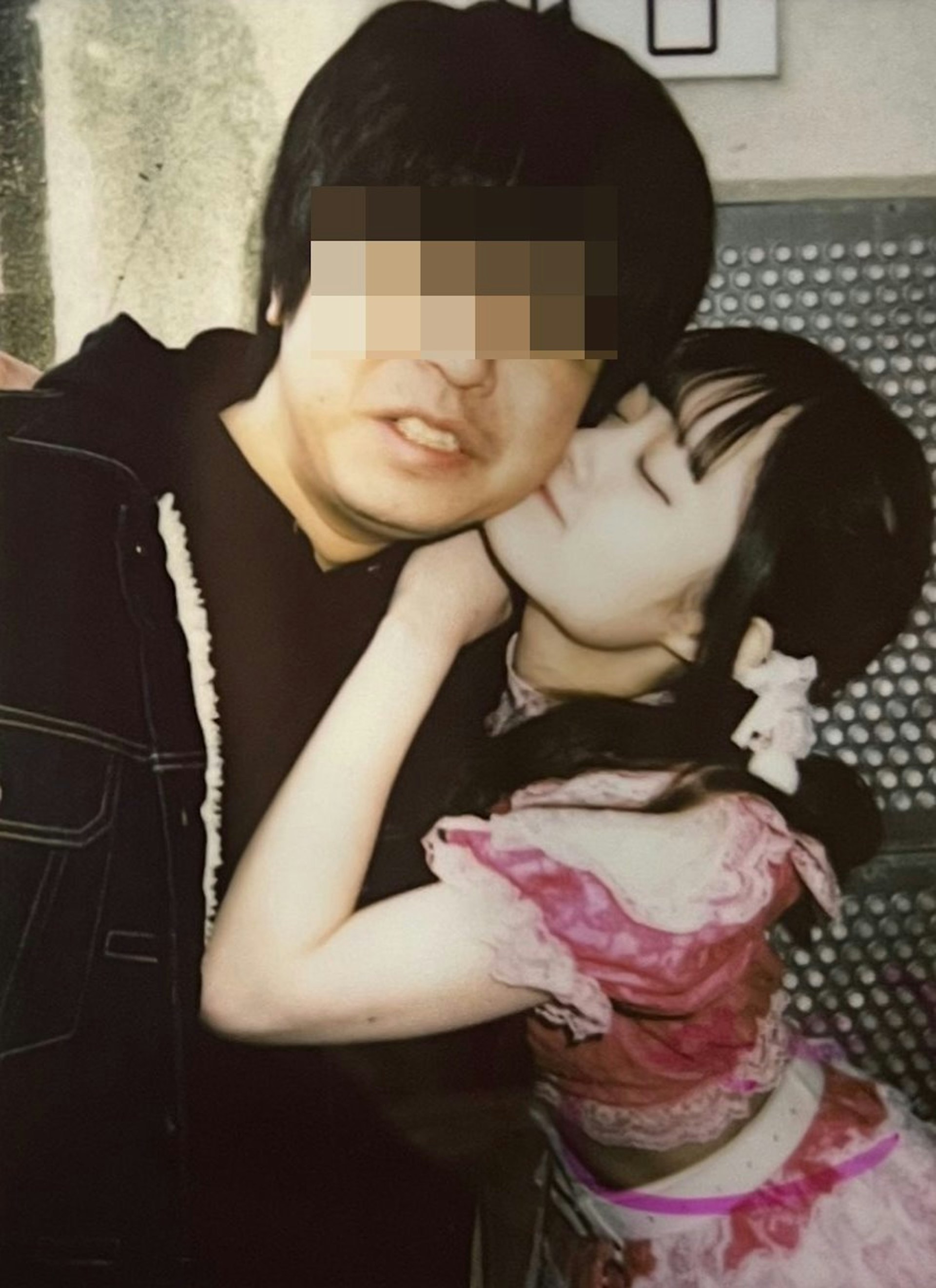 日本網友日前在X社群平台(前推特)分享一段地下女偶像與男粉互動片段,畫面中可以看到,女偶像面對面跨坐在男粉大腿上,對方則摟住她的腰,做出充滿性暗示的動作,惹起爭議。(Twitter@iwgp_mazesoba) 日本網友日前在X社群平台(前推特)分享一段地下女偶像與男粉互動片段,畫面中可以看到,女偶像面對面跨坐在男粉大腿上,對方則摟住她的腰,做出充滿性暗示的動作,惹起爭議。(Twitter@iwgp_mazesoba)