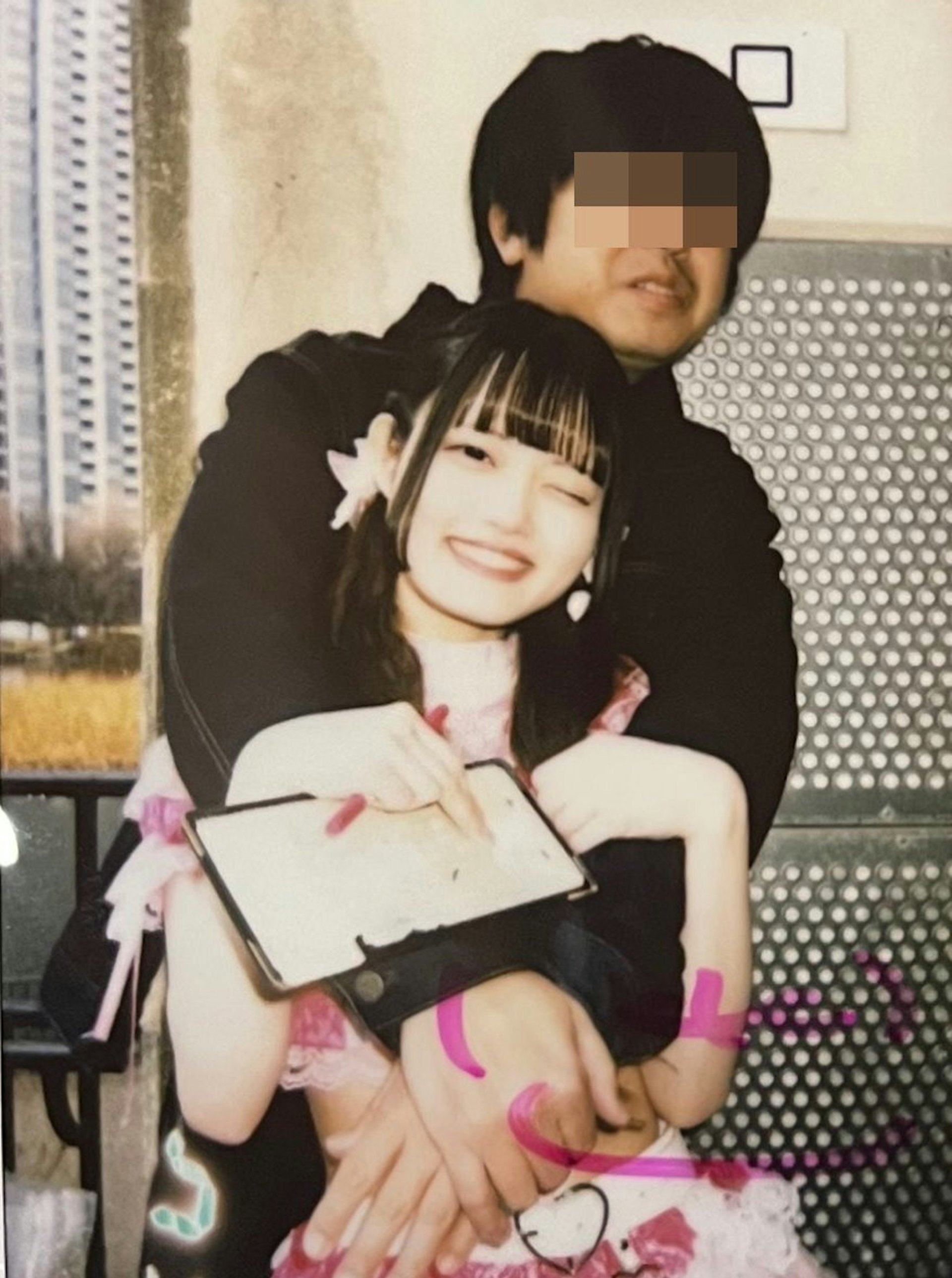 日本網友日前在X社群平台(前推特)分享一段地下女偶像與男粉互動片段,畫面中可以看到,女偶像面對面跨坐在男粉大腿上,對方則摟住她的腰,做出充滿性暗示的動作,惹起爭議。(Twitter@iwgp_mazesoba) 日本網友日前在X社群平台(前推特)分享一段地下女偶像與男粉互動片段,畫面中可以看到,女偶像面對面跨坐在男粉大腿上,對方則摟住她的腰,做出充滿性暗示的動作,惹起爭議。(Twitter@iwgp_mazesoba)