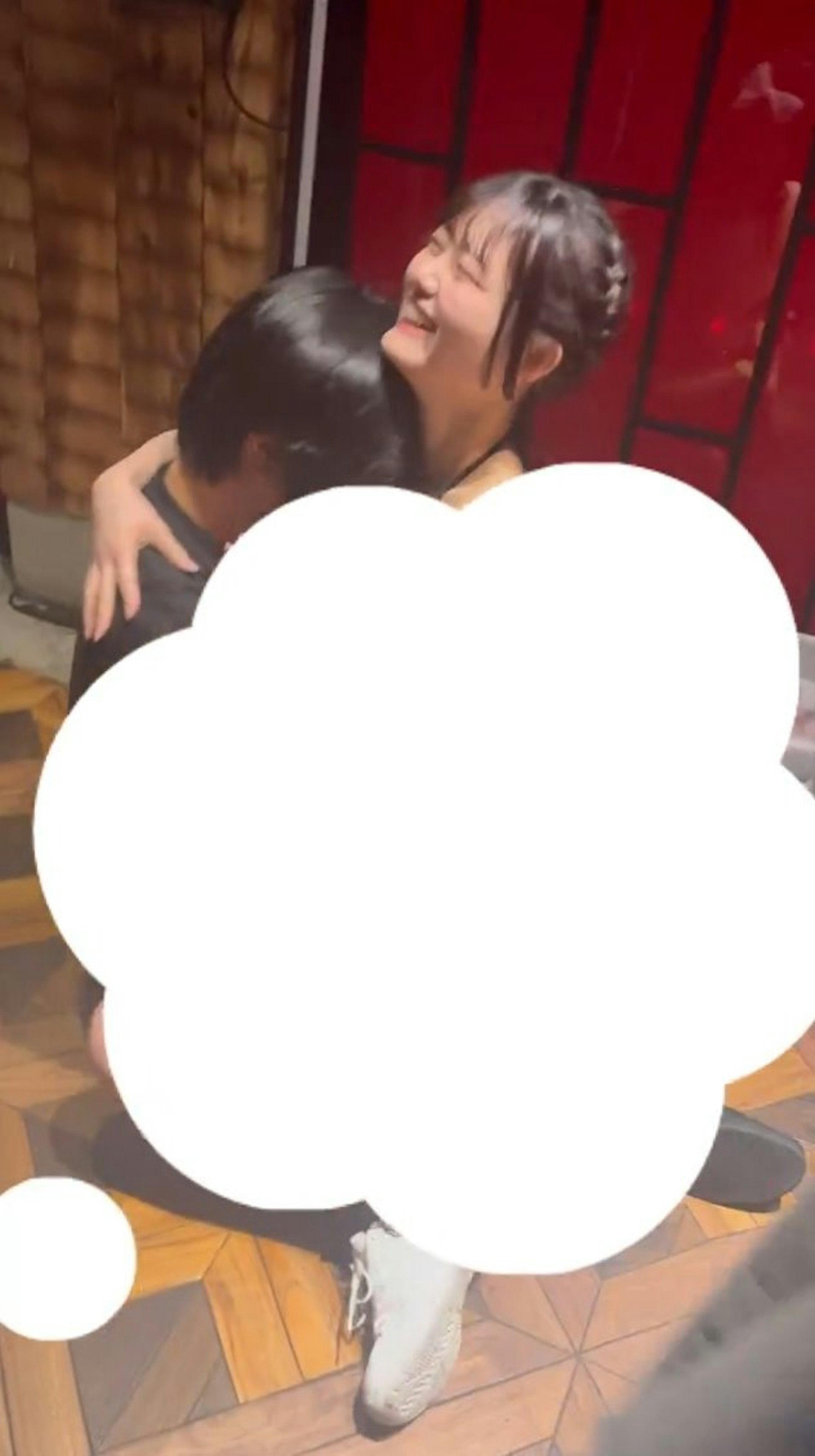 日本網友日前在X社群平台(前推特)分享一段地下女偶像與男粉互動片段,畫面中可以看到,女偶像面對面跨坐在男粉大腿上,對方則摟住她的腰,做出充滿性暗示的動作,惹起爭議。(Twitter@iwgp_mazesoba) 日本網友日前在X社群平台(前推特)分享一段地下女偶像與男粉互動片段,畫面中可以看到,女偶像面對面跨坐在男粉大腿上,對方則摟住她的腰,做出充滿性暗示的動作,惹起爭議。(Twitter@iwgp_mazesoba)