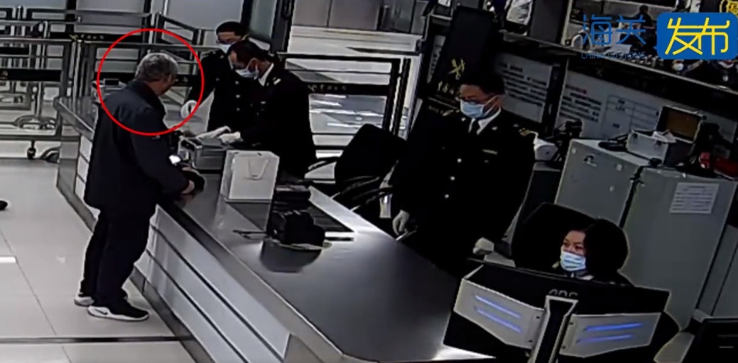 美金歐元英鎊港幣通通都有！男子腳綁51萬貨幣經羅湖入香港遭查獲