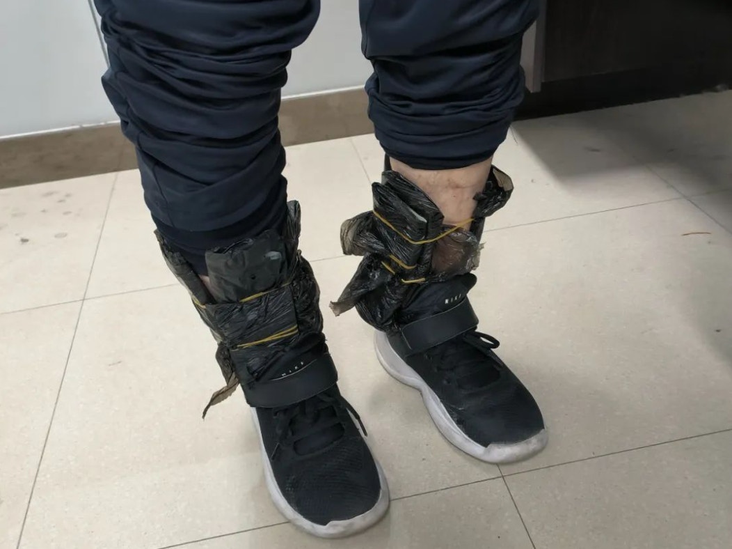 美金歐元英鎊港幣通通都有！男子腳綁51萬貨幣經羅湖入香港遭查獲