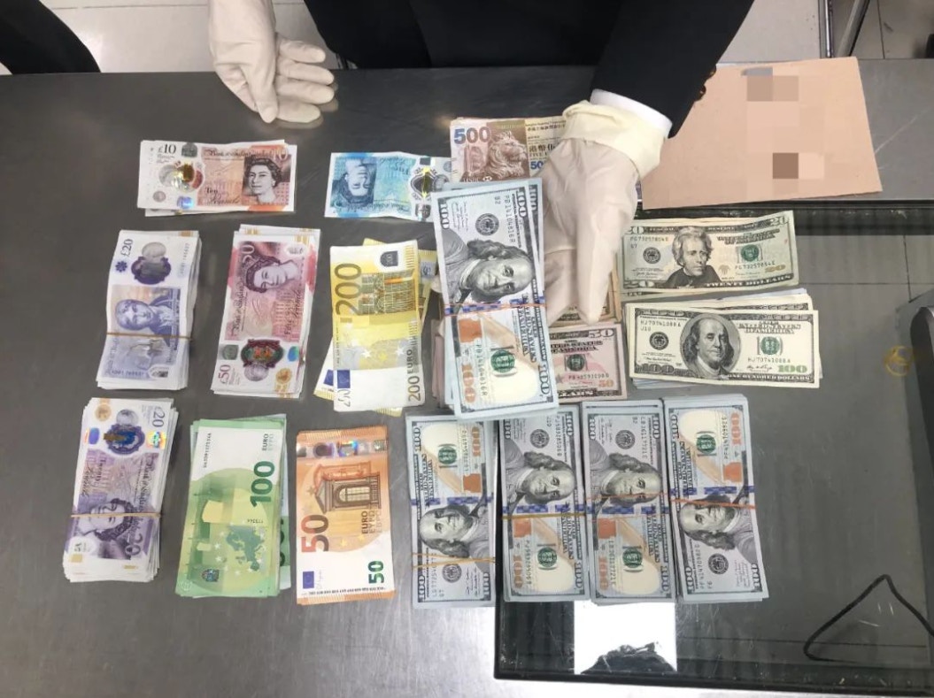 美金歐元英鎊港幣通通都有！男子腳綁51萬貨幣經羅湖入香港遭查獲