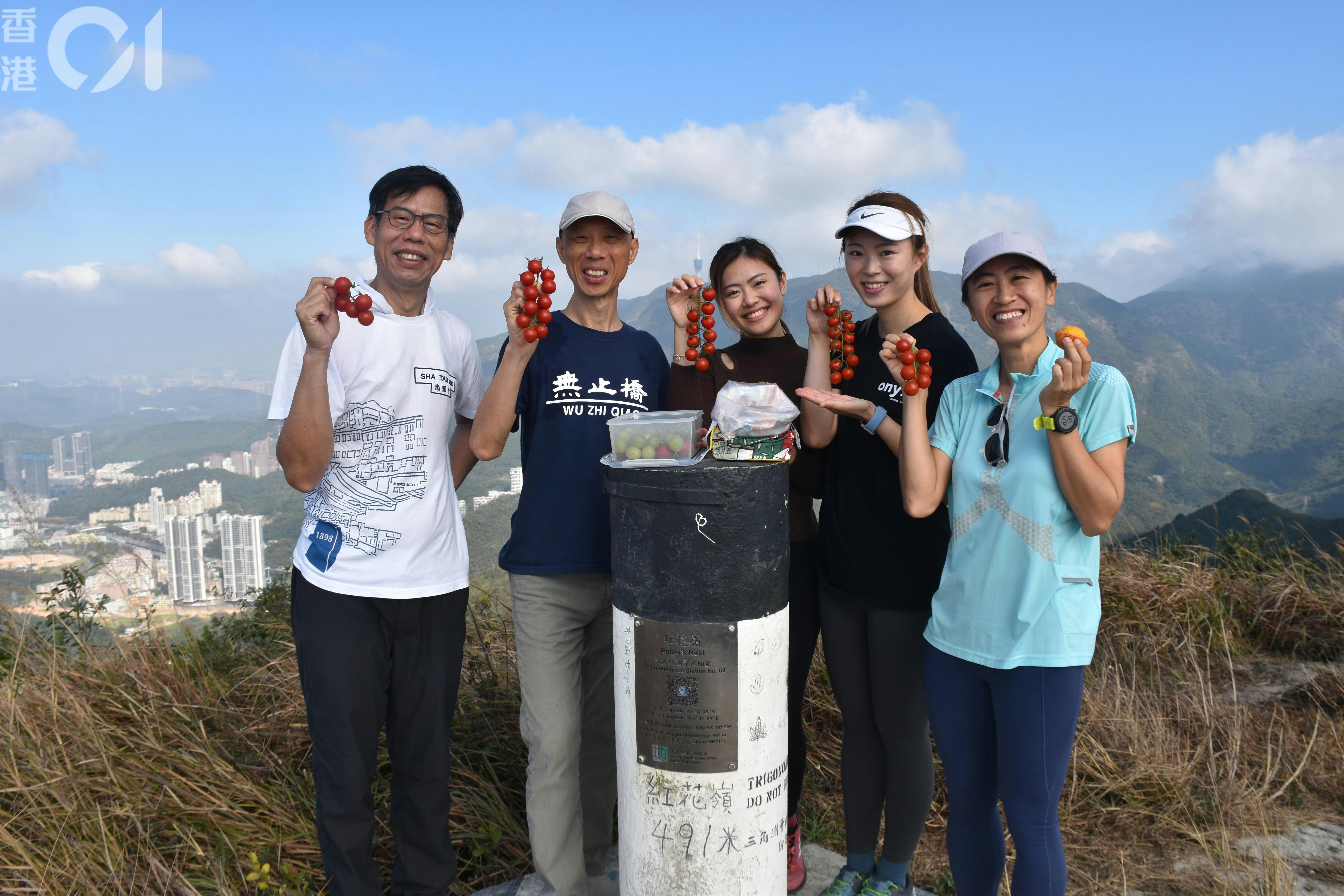 李以強（左一）、黃錦星（左二）、鍾芯豫（中）及鄭茹蕙（右一）在紅花嶺山頂合照。（顏銘輝攝）