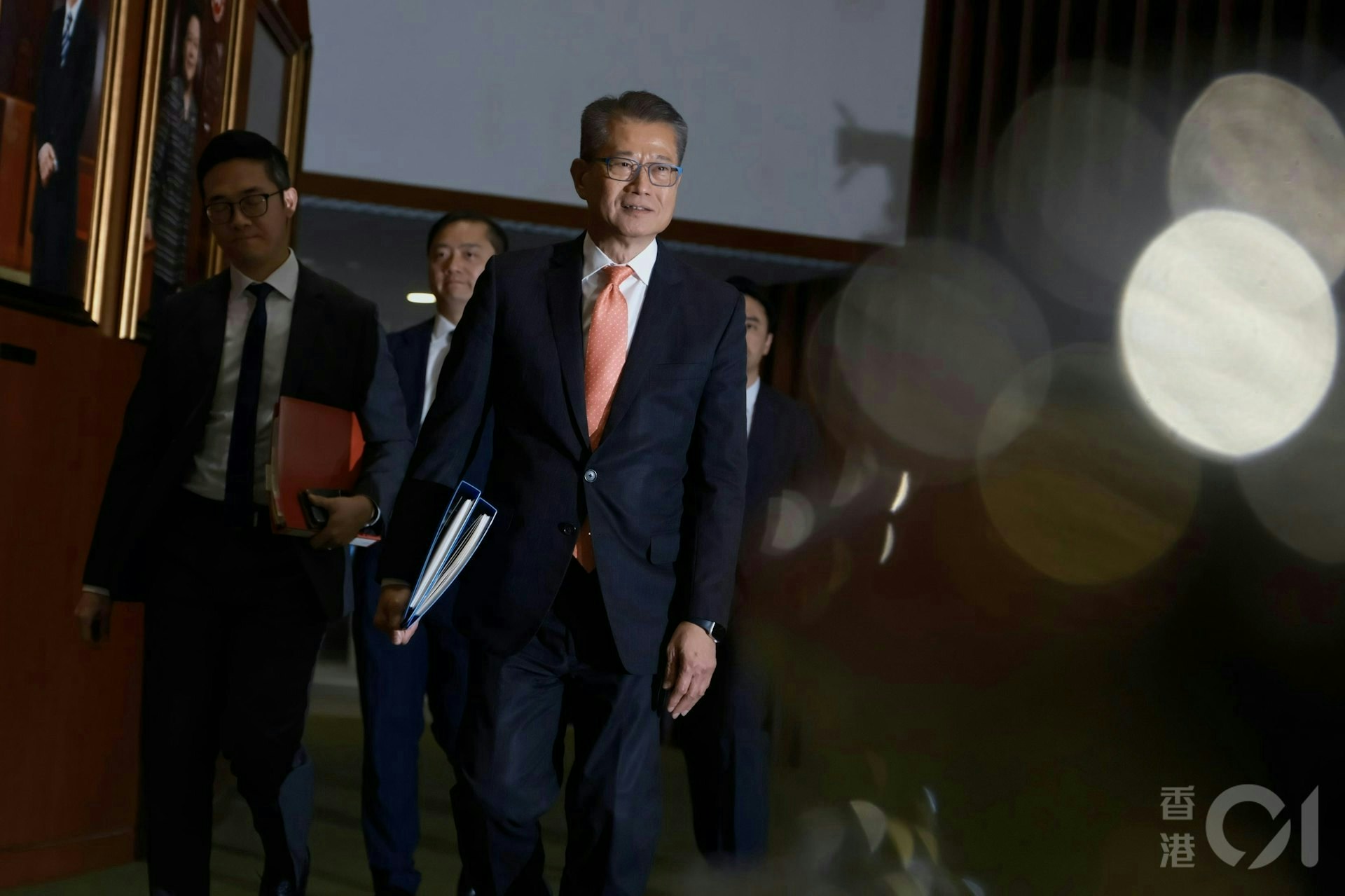 財政司司長陳茂波今日（28日）公布新一份財政預算案，建議即時將每支煙的煙草稅上調0.8元。（資料圖片）