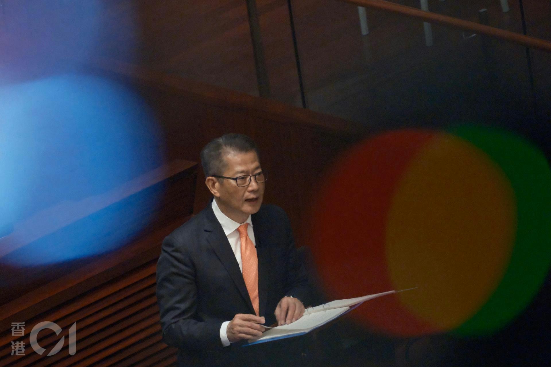 2月28日,財政司司長陳茂波到立法會宣讀新一份財政預算案。政府財赤下,派糖措施大縮水,而樓市方面則是全面撤辣。(盧翊銘攝) 2月28日,財政司司長陳茂波到立法會宣讀新一份財政預算案。政府財赤下,派糖措施大縮水,而樓市方面則是全面撤辣。(盧翊銘攝)