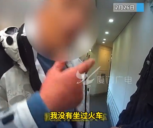男子在浙江杭州開往福建廈門的高鐵上吸煙，被乘務員阻止時狂言自己「不差錢」。（廈門廣電）