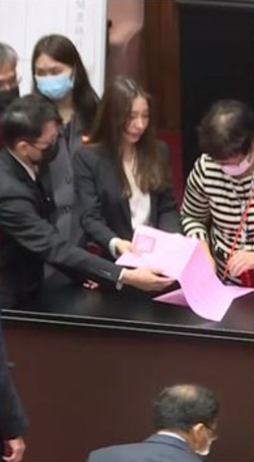 台灣早前舉行立法院第11屆正副院長選舉，一名蓋章的正妹引起注意，還被媒體人黃揚明封為「立院林襄」，IG也被網友神出。（立法院直播截圖）