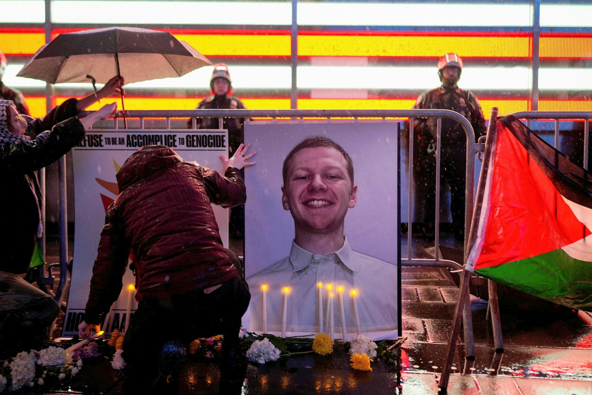2024年2月27日，美國空軍飛行員布什內爾在以色列駐華盛頓大使館前自焚身亡2天後，人們在紐約的美國募兵中心外舉行悼念晚會和抗議活動。（Reuters）