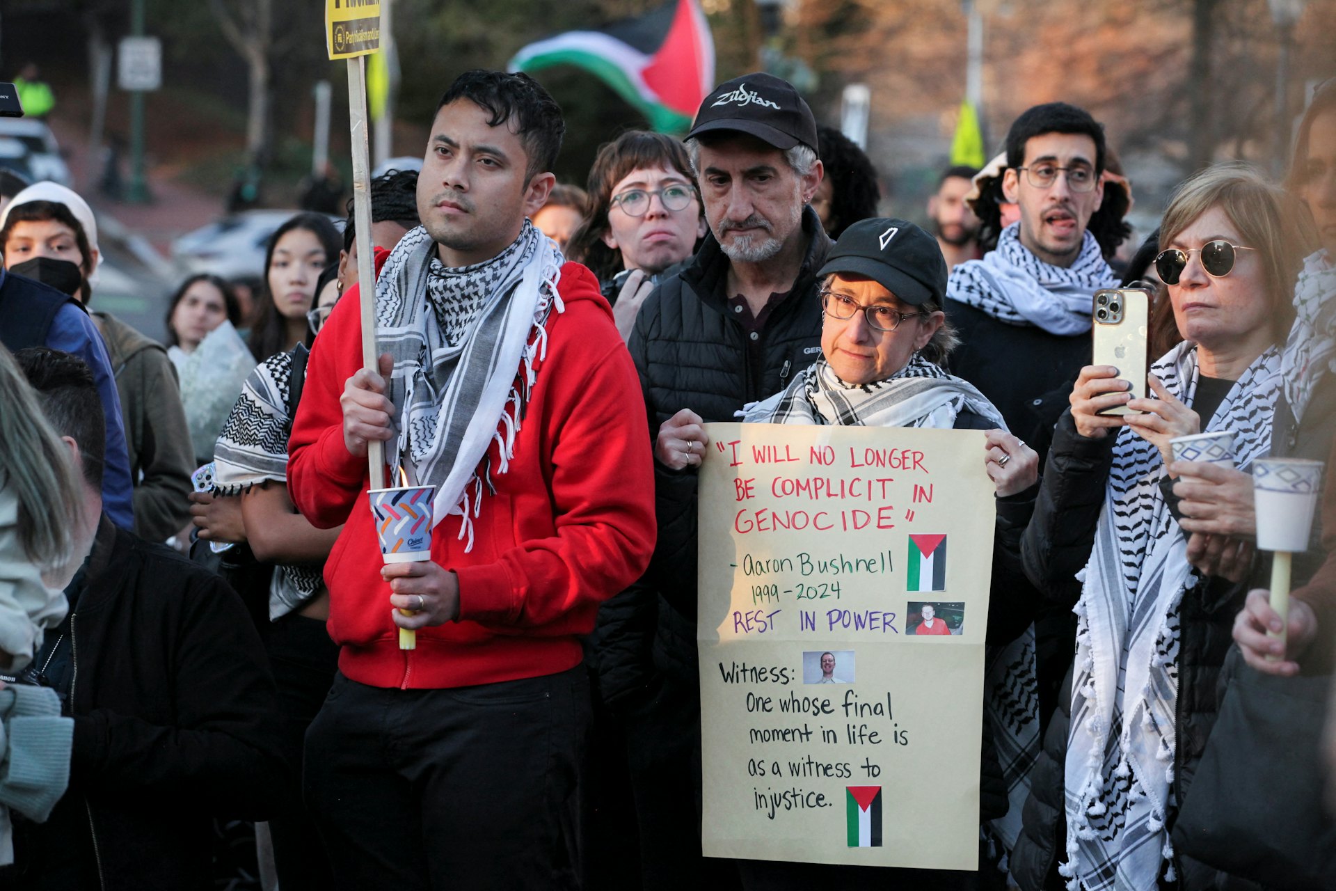 2024年2月26日,美國空軍飛行員布什內爾在以色列駐華盛頓大使館前自焚身亡翌日,人們在華盛頓出席悼念會。(Reuters) 2024年2月26日,美國空軍飛行員布什內爾在以色列駐華盛頓大使館前自焚身亡翌日,人們在華盛頓出席悼念會。(Reuters)