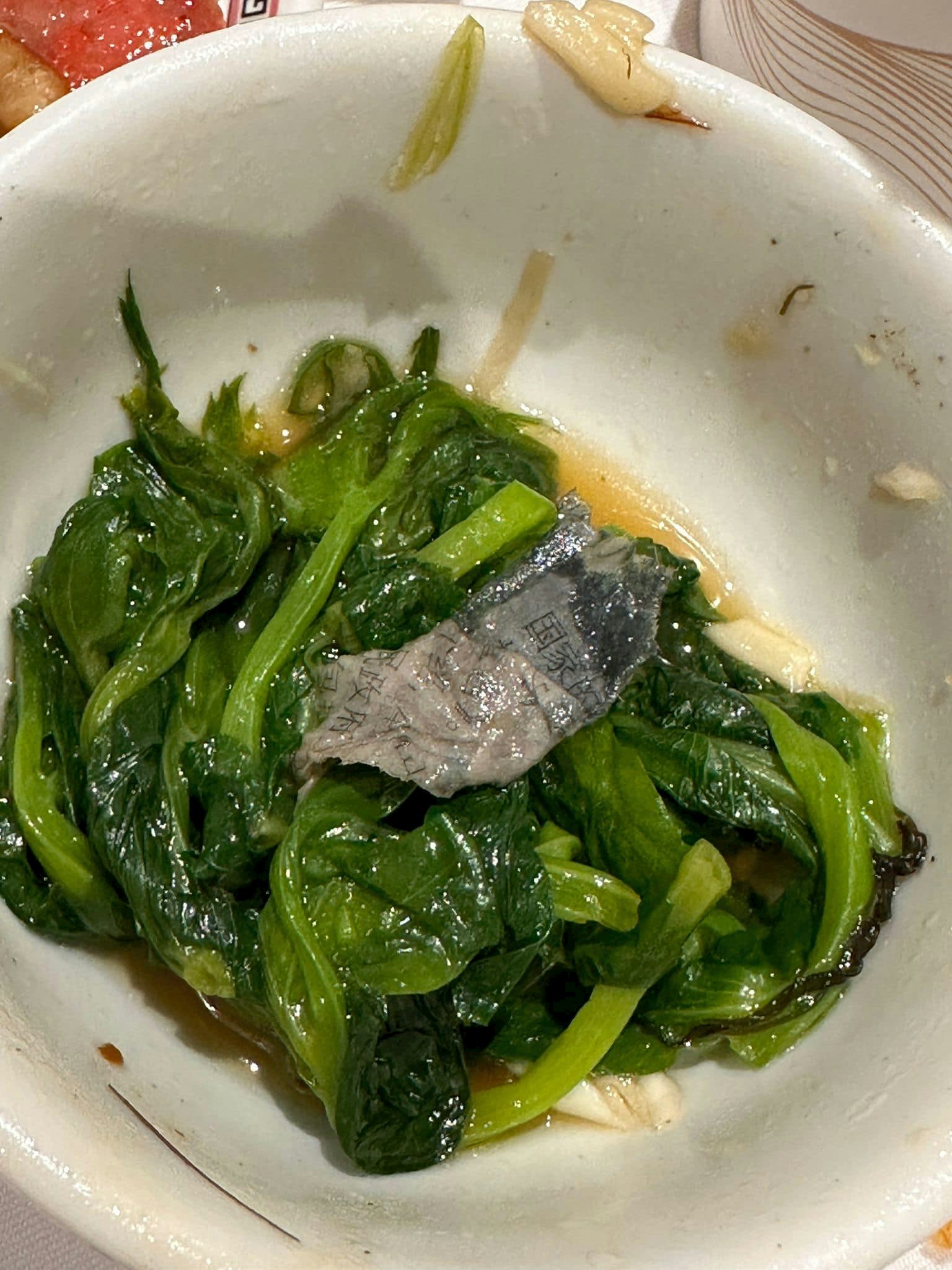 有食客光顧連鎖酒樓，發現豆苗上有濕透的報紙。（FB「飲食黑店大全 (全港食店質素/價錢/服務關注組)」圖片）
