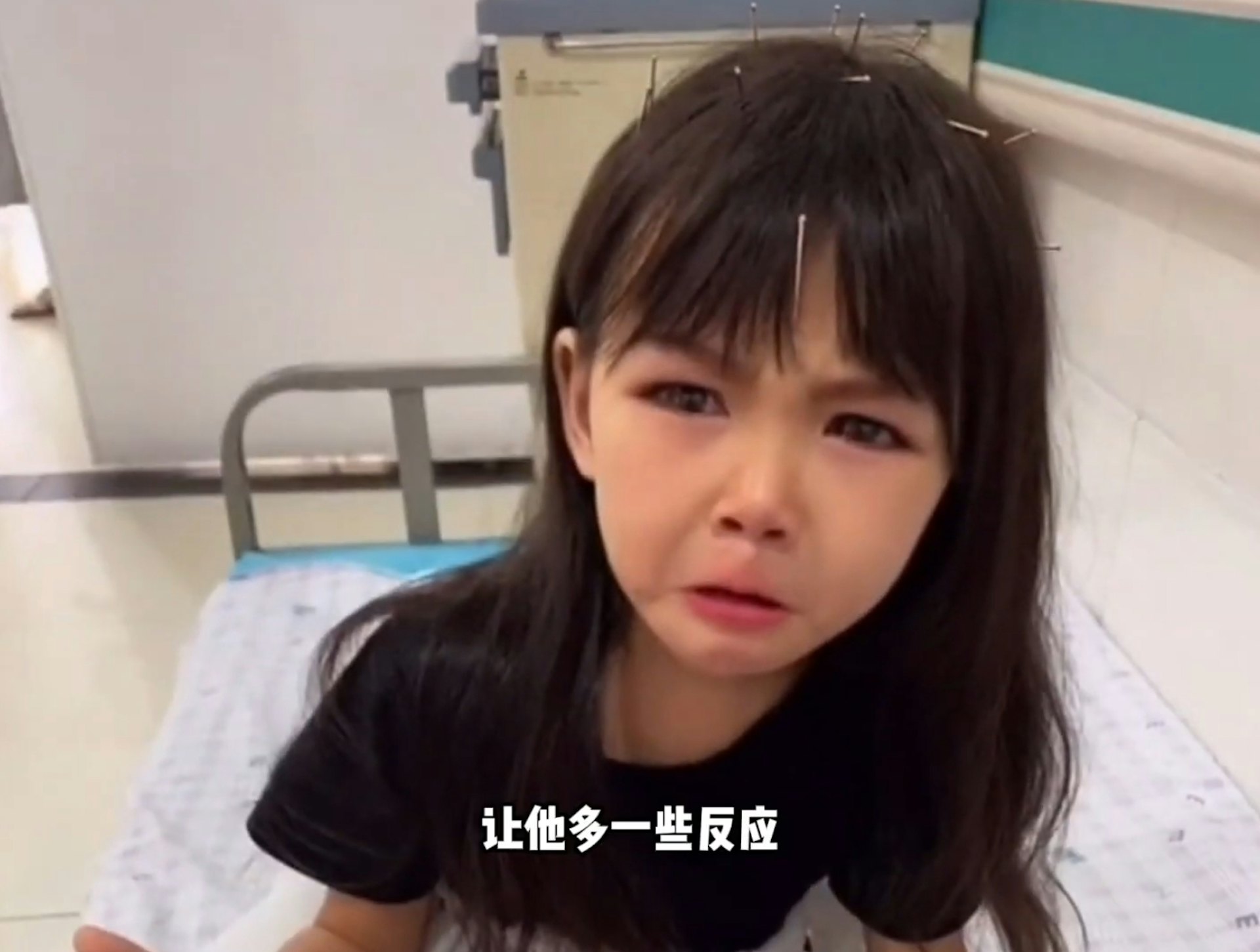 藍妮妮從小就接受各種治療。(圖/翻攝微博)