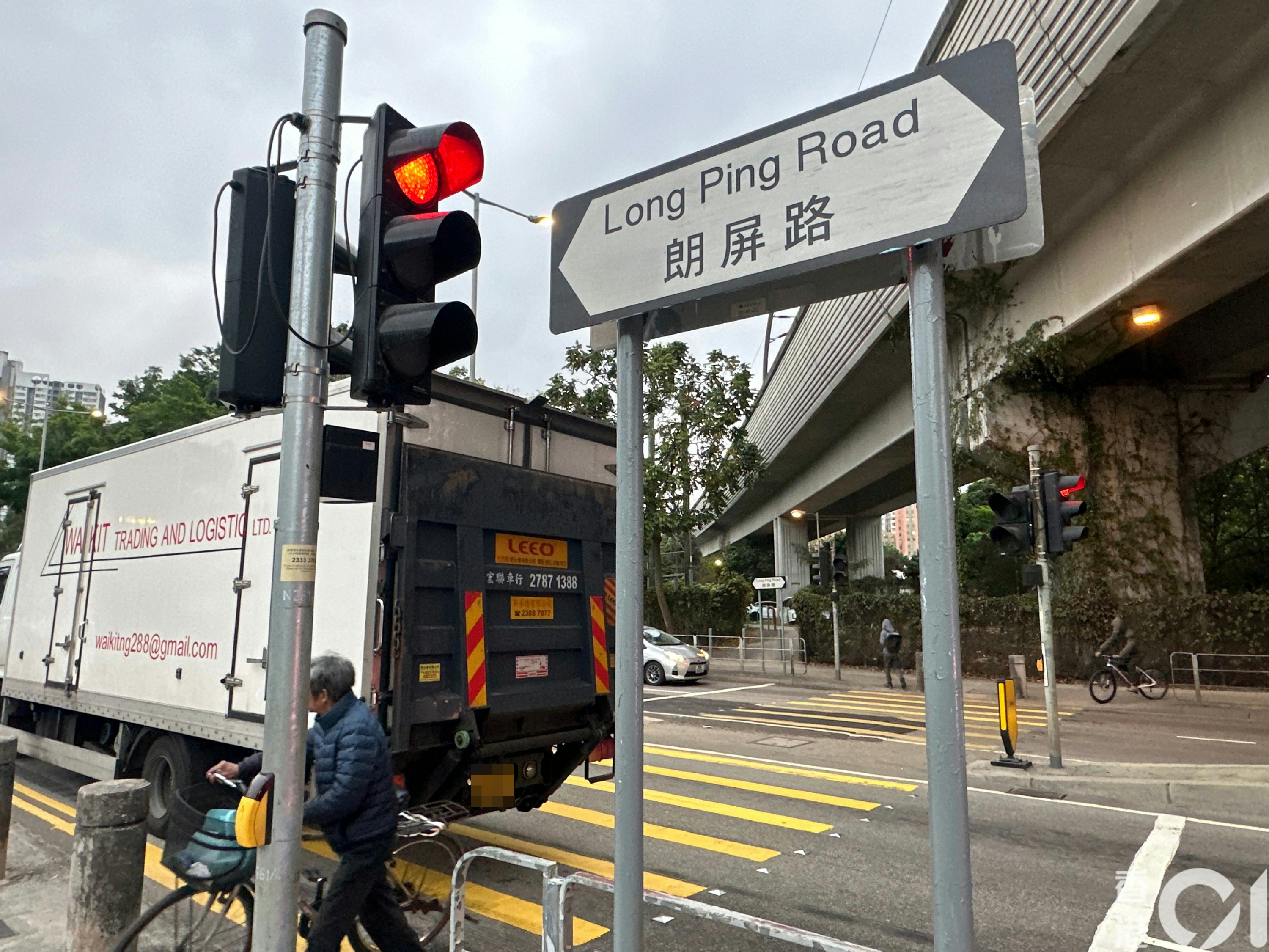 元朗朗屏路一名男子騎單車期間遭貨車撞到，現場為一個行人過路處，現場消息稱疑有人橫過馬路時衝燈肇禍。（王譯揚攝）