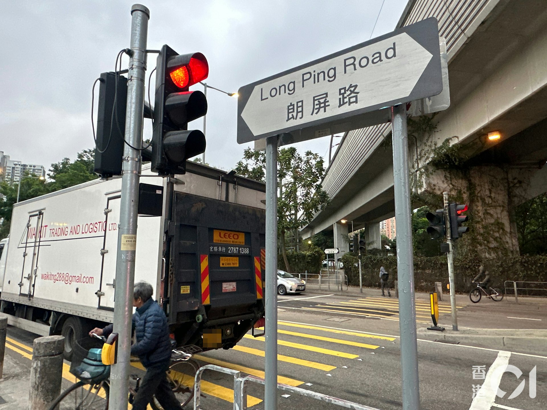 元朗朗屏路一名男子騎單車期間遭貨車撞到,現場為一個行人過路處,現場消息稱疑有人橫過馬路時衝燈肇禍。(王譯揚攝)
