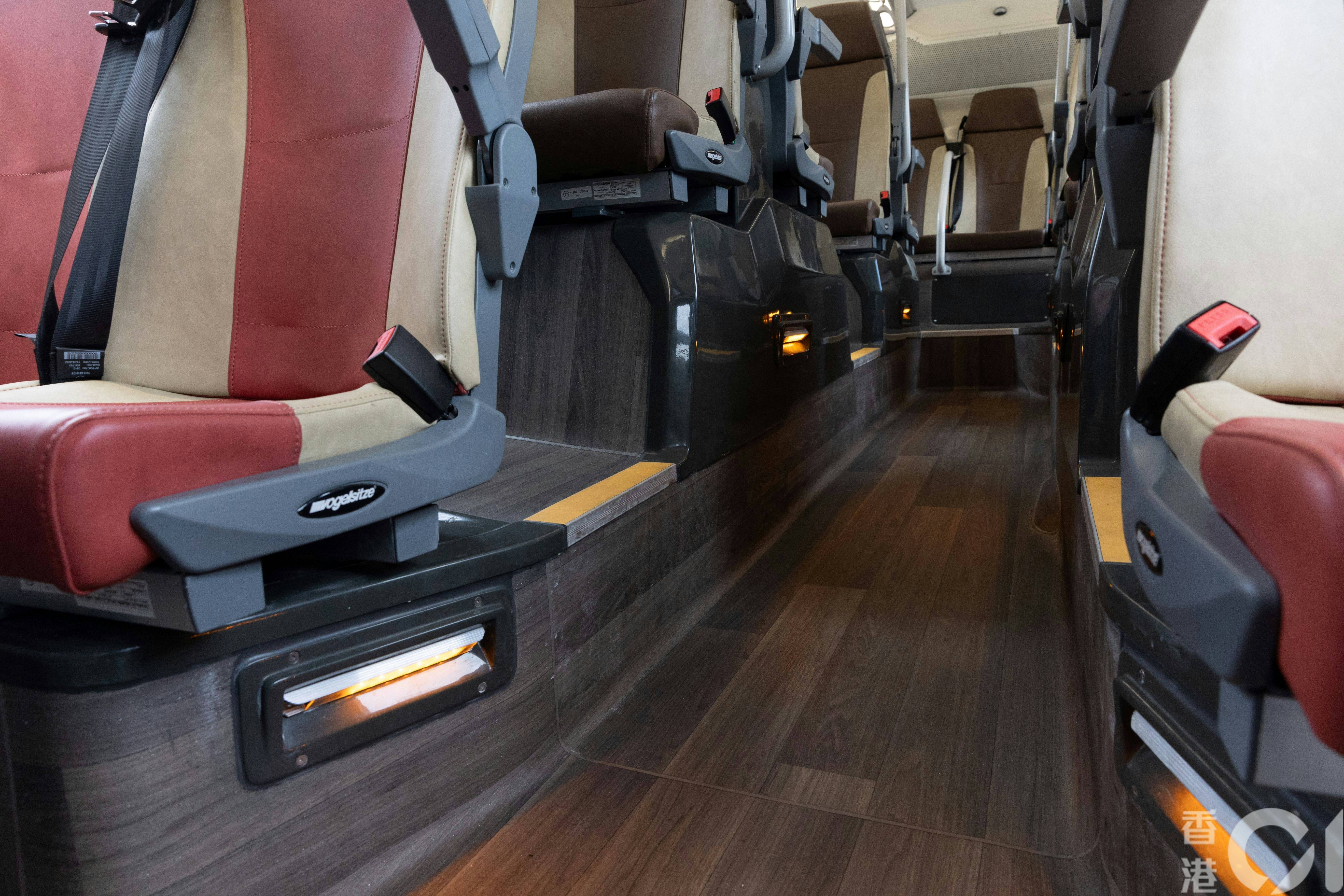 英制电巴内部采用仿木地板，与大地色系座椅颜色相衬。（梁鹏威摄）