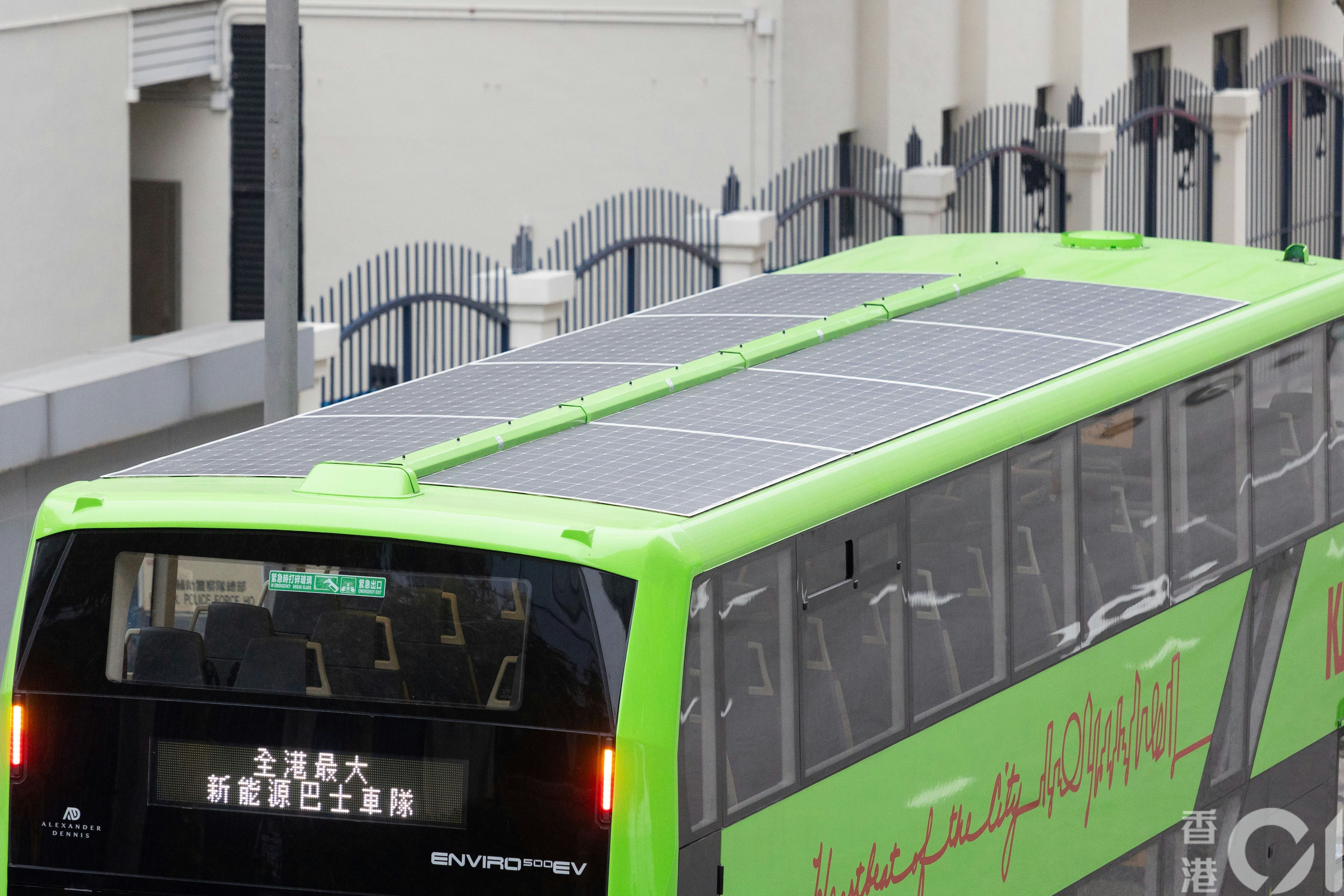 英制电巴车顶铺设太阳能薄膜，进一步利用可再生能源。（梁鹏威摄）