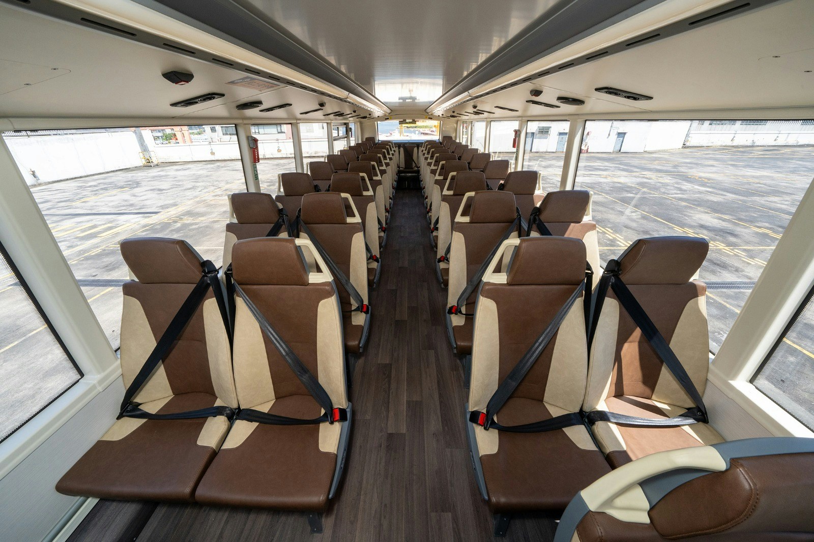 英制电巴上层座位有55个，未有采用比亚迪电巴的上层倒头座位设计，但经编排后，座位之间的间距较一般巴士阔些许。（九巴提供）