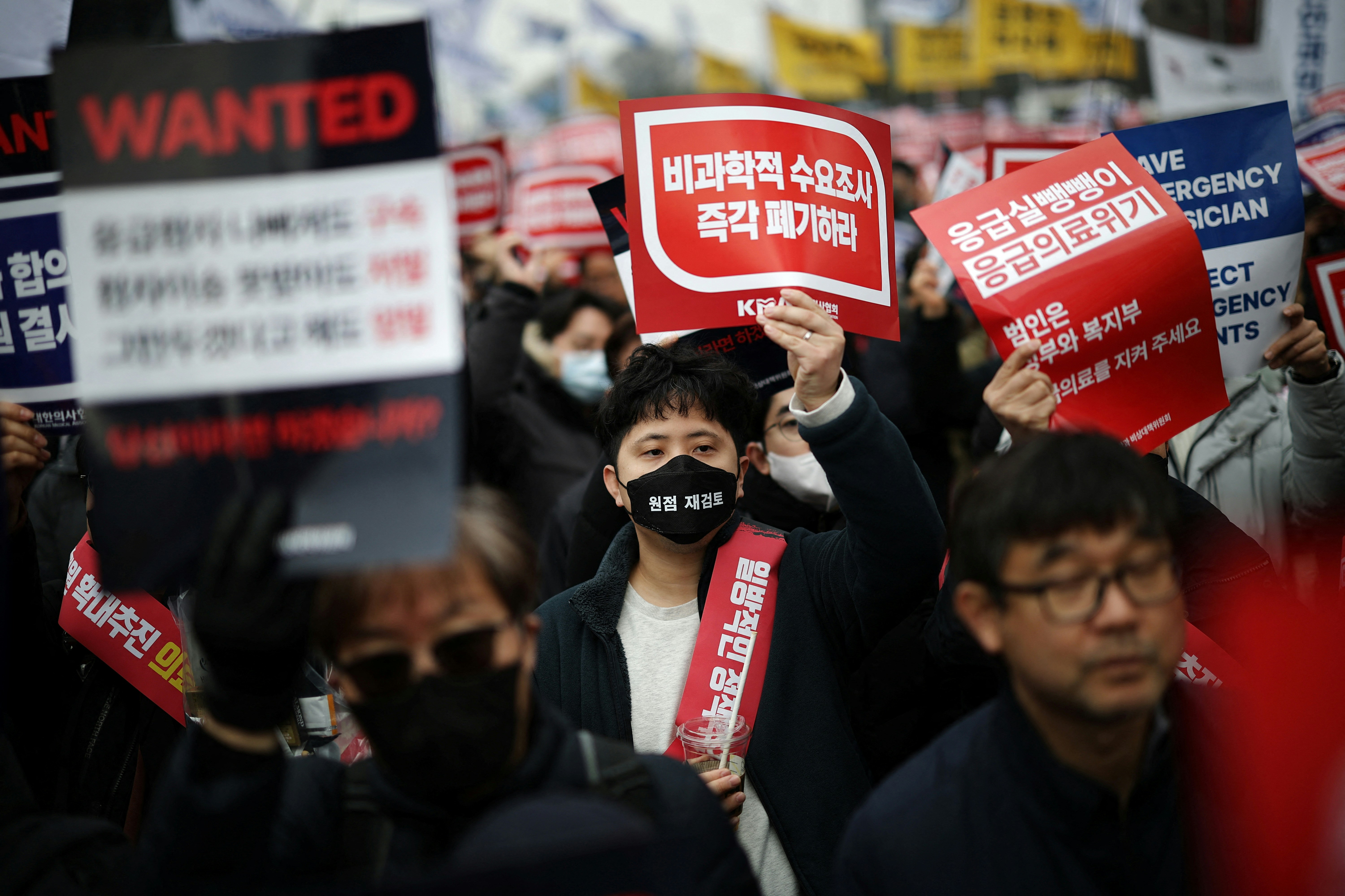 韓國醫療危機升級：14萬醫生協會通過全面罷工　醫學院教授或加入