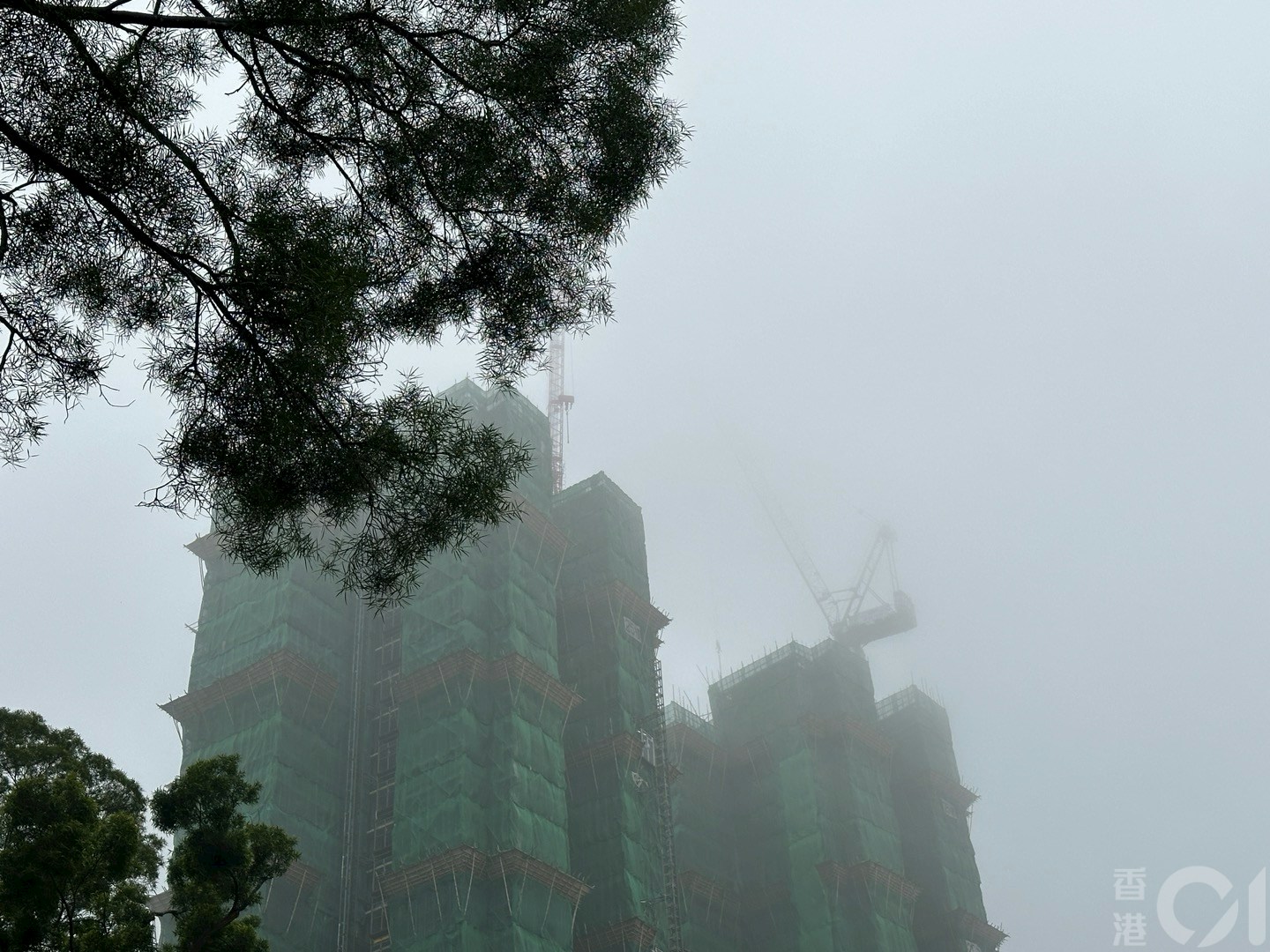 香港「雾都」将军澳在3月4日中午仍被大雾笼罩，建筑中大厦的天秤中若隐若现。（倪清江摄）