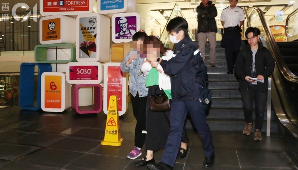 兩名女親友情緒激動，由警員攙扶離開。(陳永武攝)